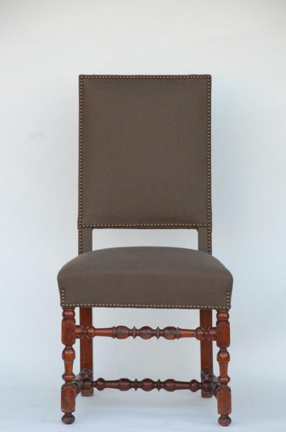 Paire de chaises d'appoint classiques en bois tourné de style Louis XIII. hauteur d'assise de 20 pouces. Entièrement restaurée et retapissée