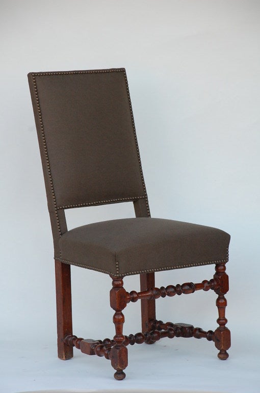 Français Paire de chaises d'appoint classiques en bois tourné de style Louis XIII en vente