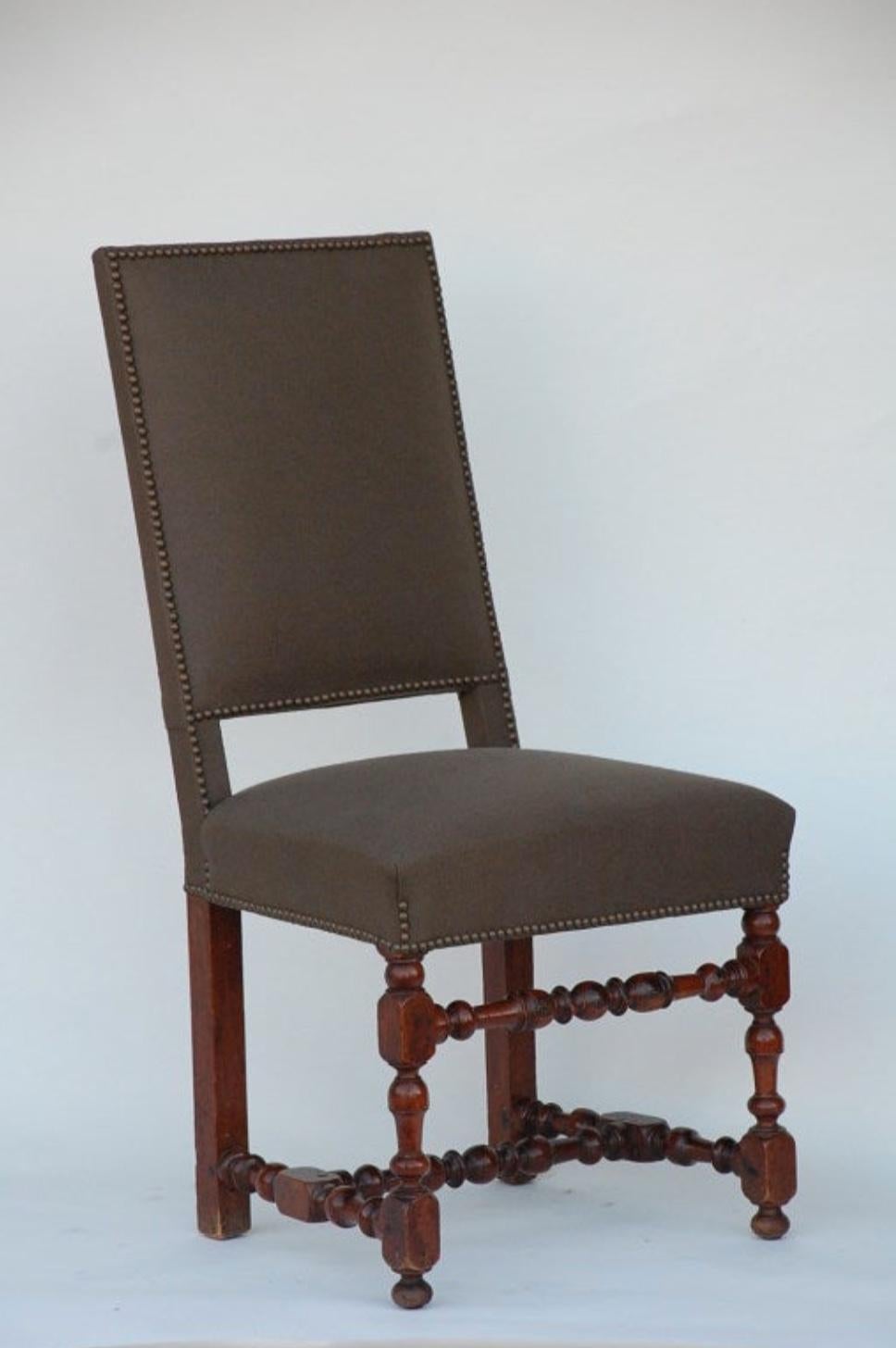 Français Paire de chaises d'appoint classiques en bois tourné de style Louis XIII en vente