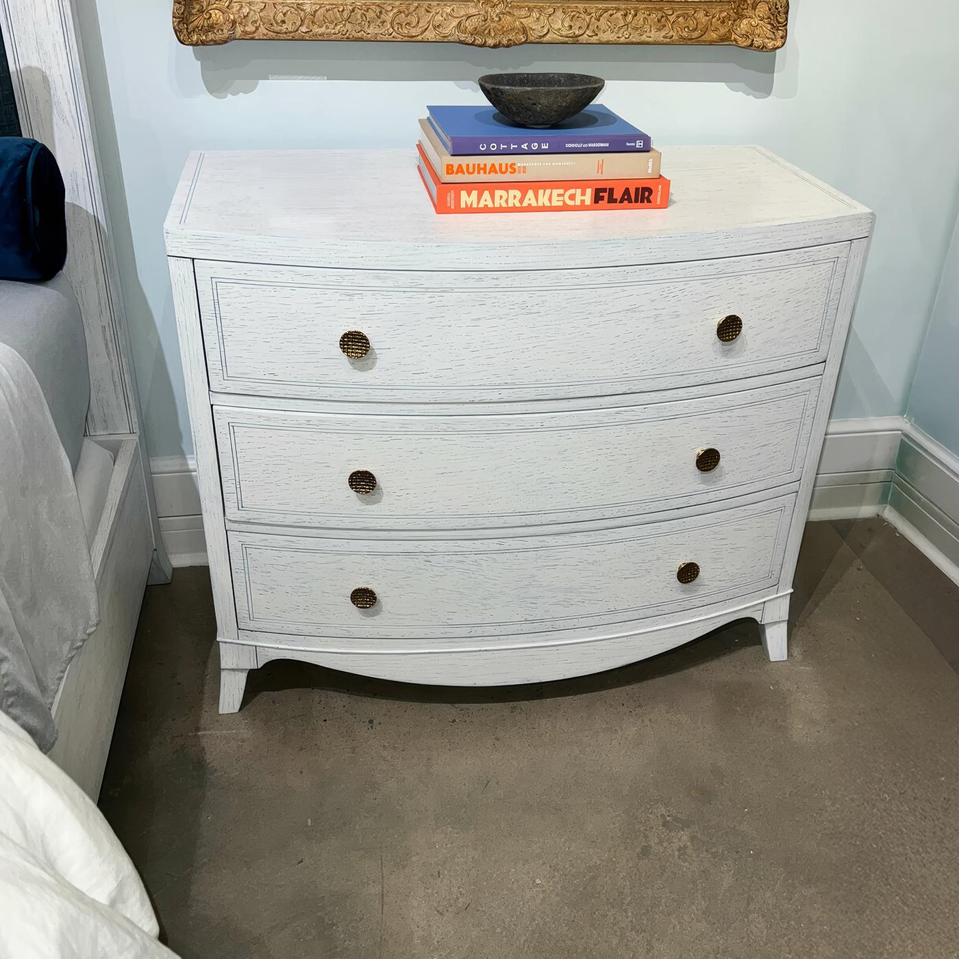 Vietnamese Pair of Classic White Bedside Chests For Sale
