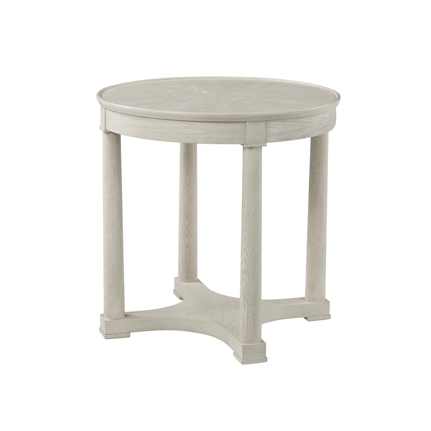 Ein Paar runde Classic White Beistelltische (Neoklassisch) im Angebot