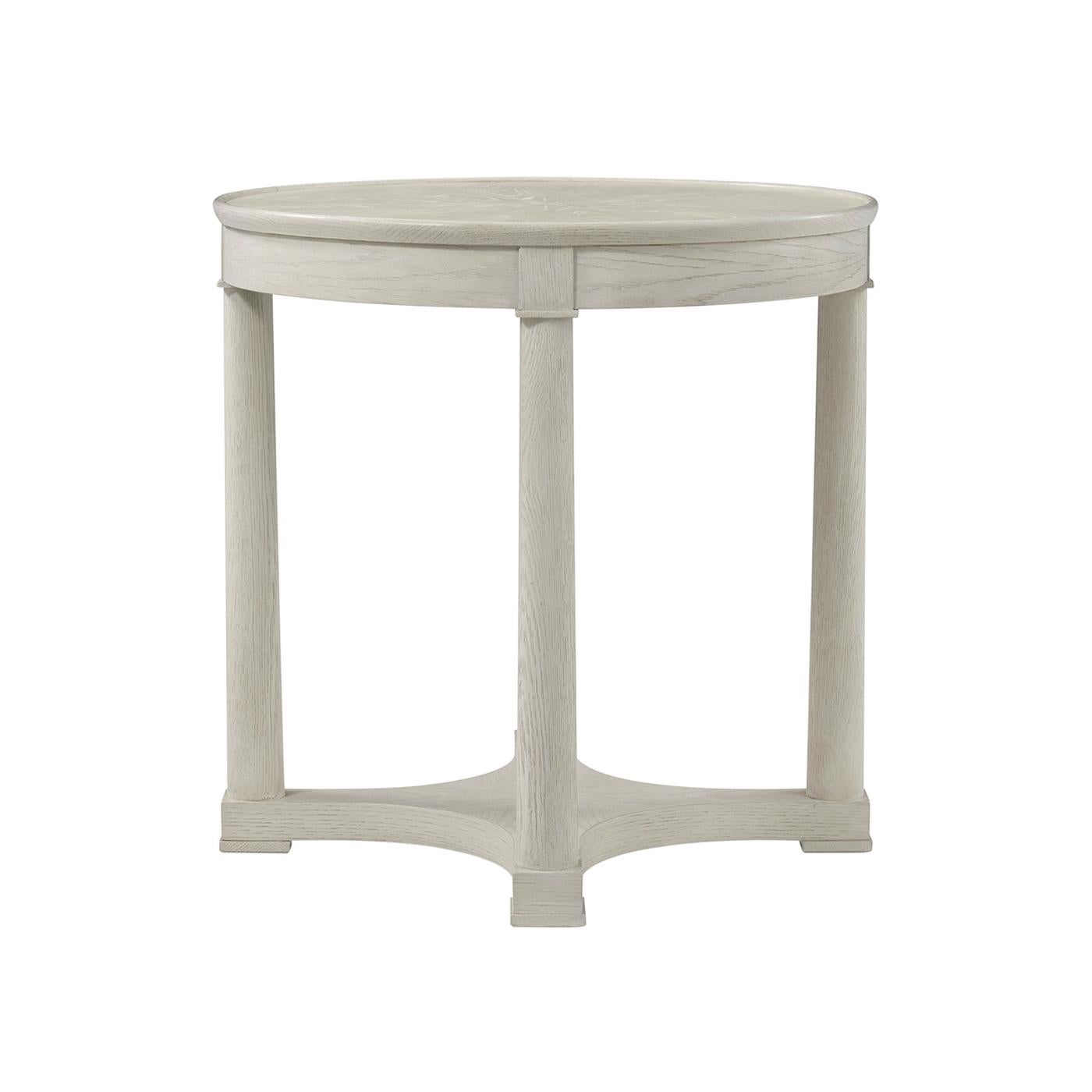 Ein Paar runde Classic White Beistelltische (Vietnamesisch) im Angebot