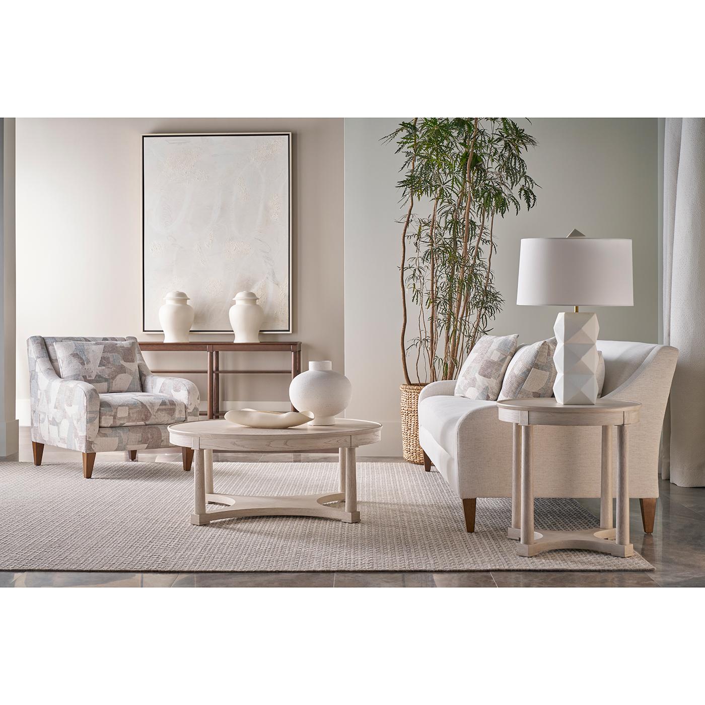 Ein Paar runde Classic White Beistelltische (Holz) im Angebot