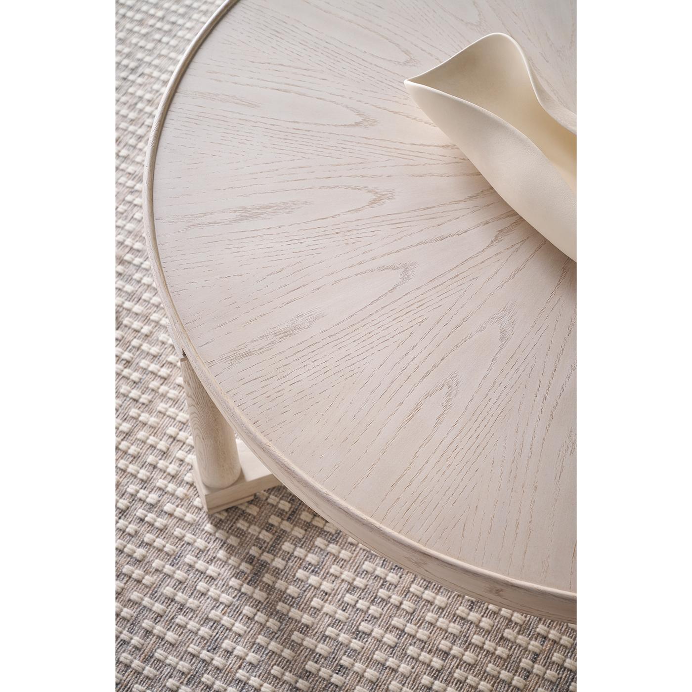 Ein Paar runde Classic White Beistelltische im Angebot 2