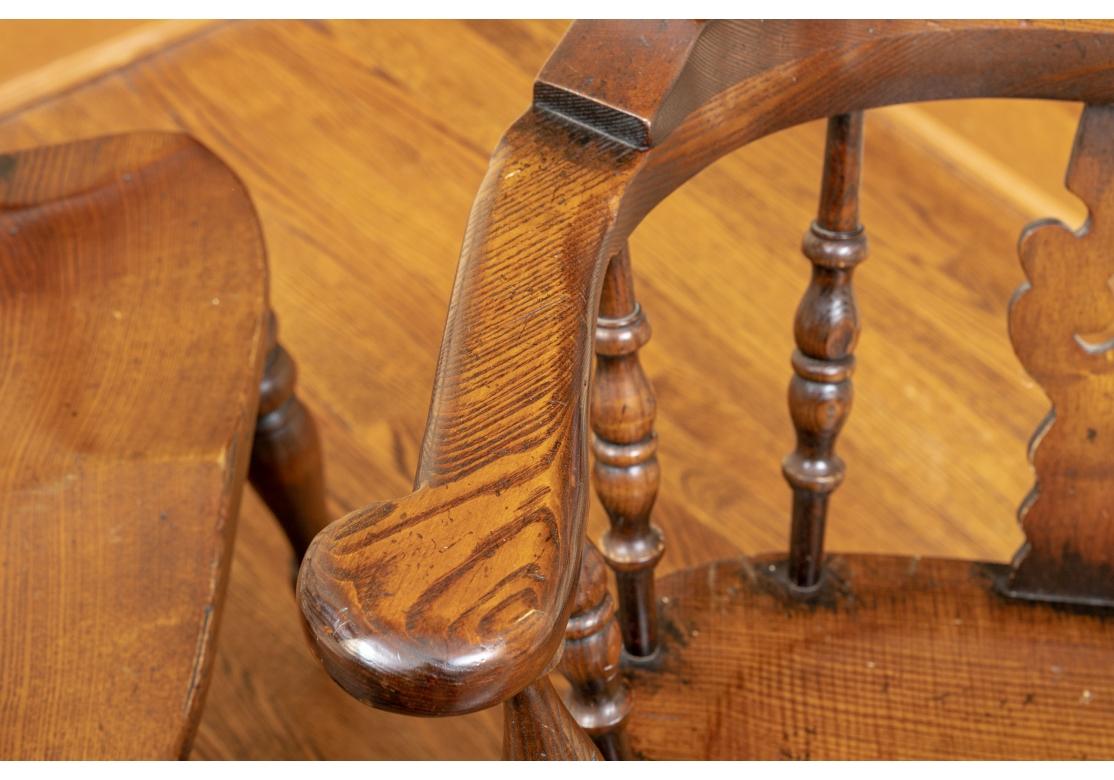Paar Classic Windsor Oak Armchairs (Rustikal) im Angebot