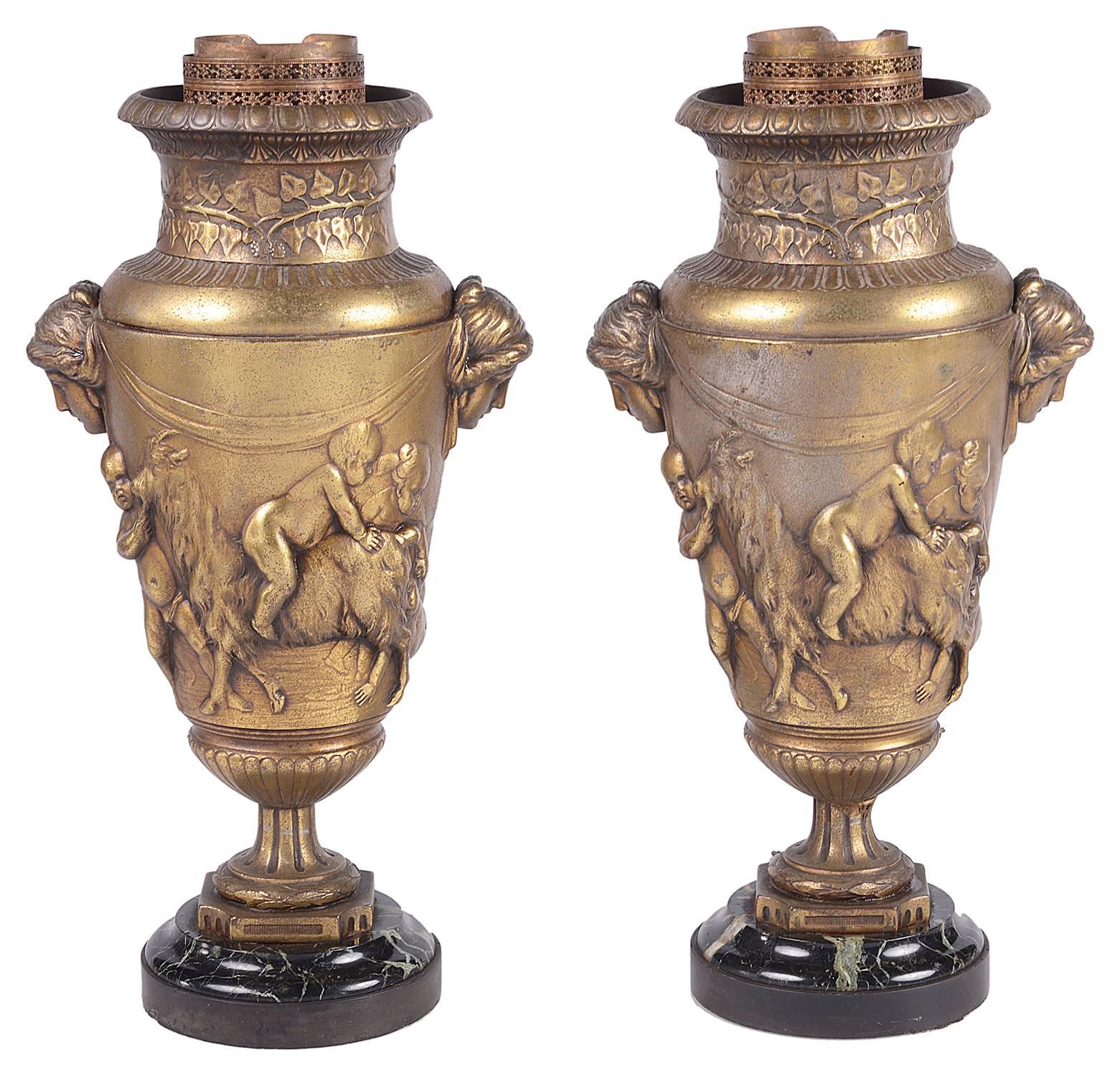 Paire de lampes classiques en bronze de bonne qualité datant de la fin du XIXe siècle. Chaque lampe est ornée d'un décor en relief représentant des enfants jouant sous des guirlandes, des feuilles de vigne et des masques de jeunes filles.
C.I.C.