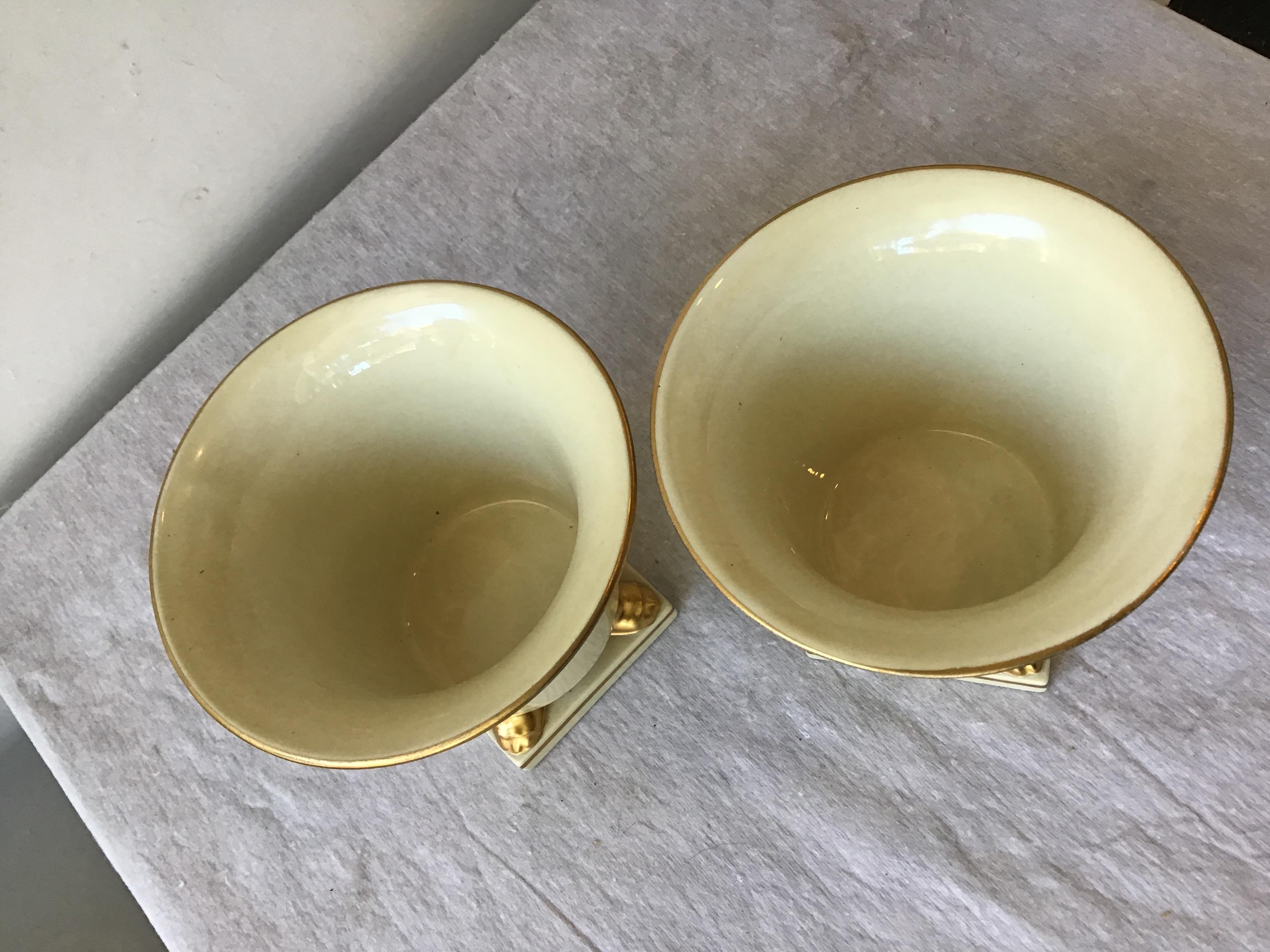 Pair of Classical Cache Pots In Good Condition In Tarrytown, NY
