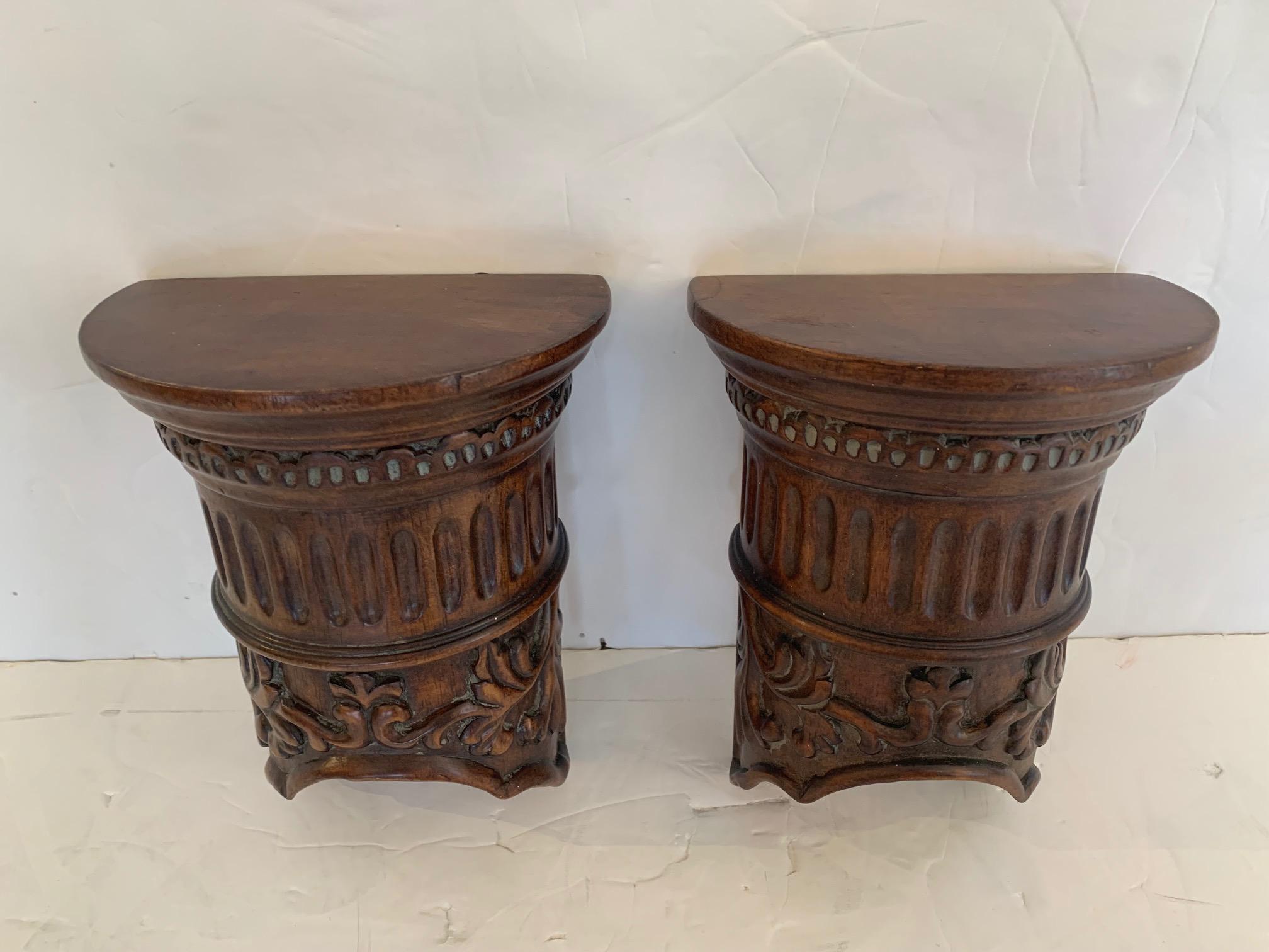 Neoclassical Pair of Classical Carved Wood Corinthian Column Motife Wall Brackets For Sale