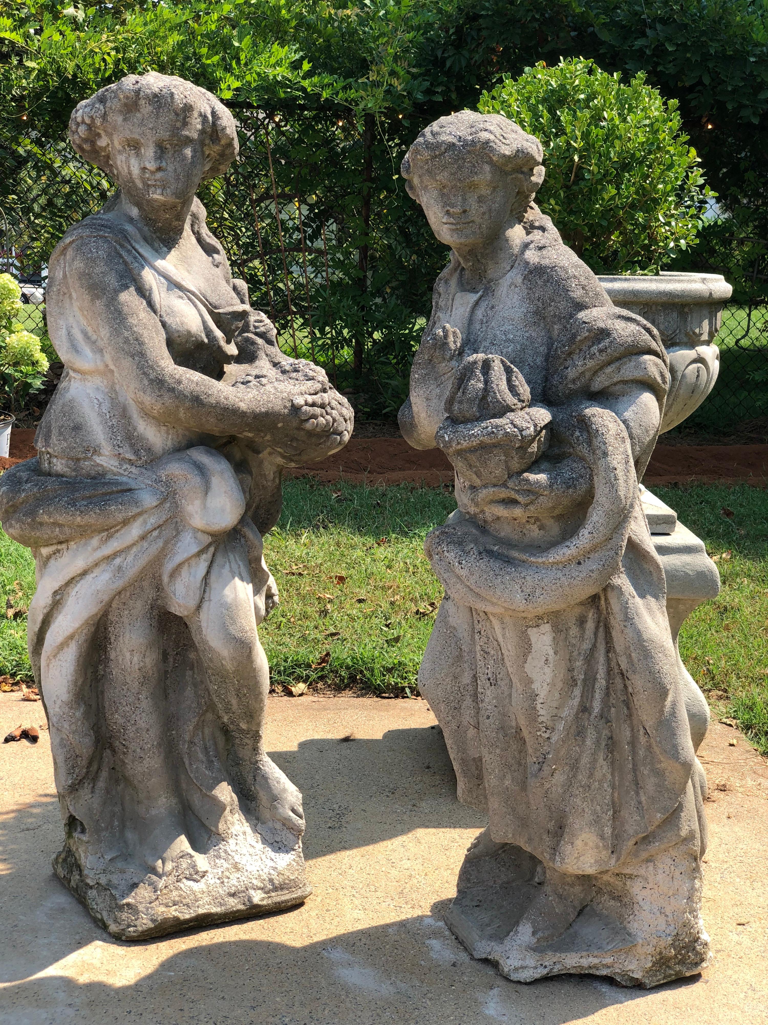 Paire de statues classiques de jardin à quatre saisons en pierre moulée en vente 6