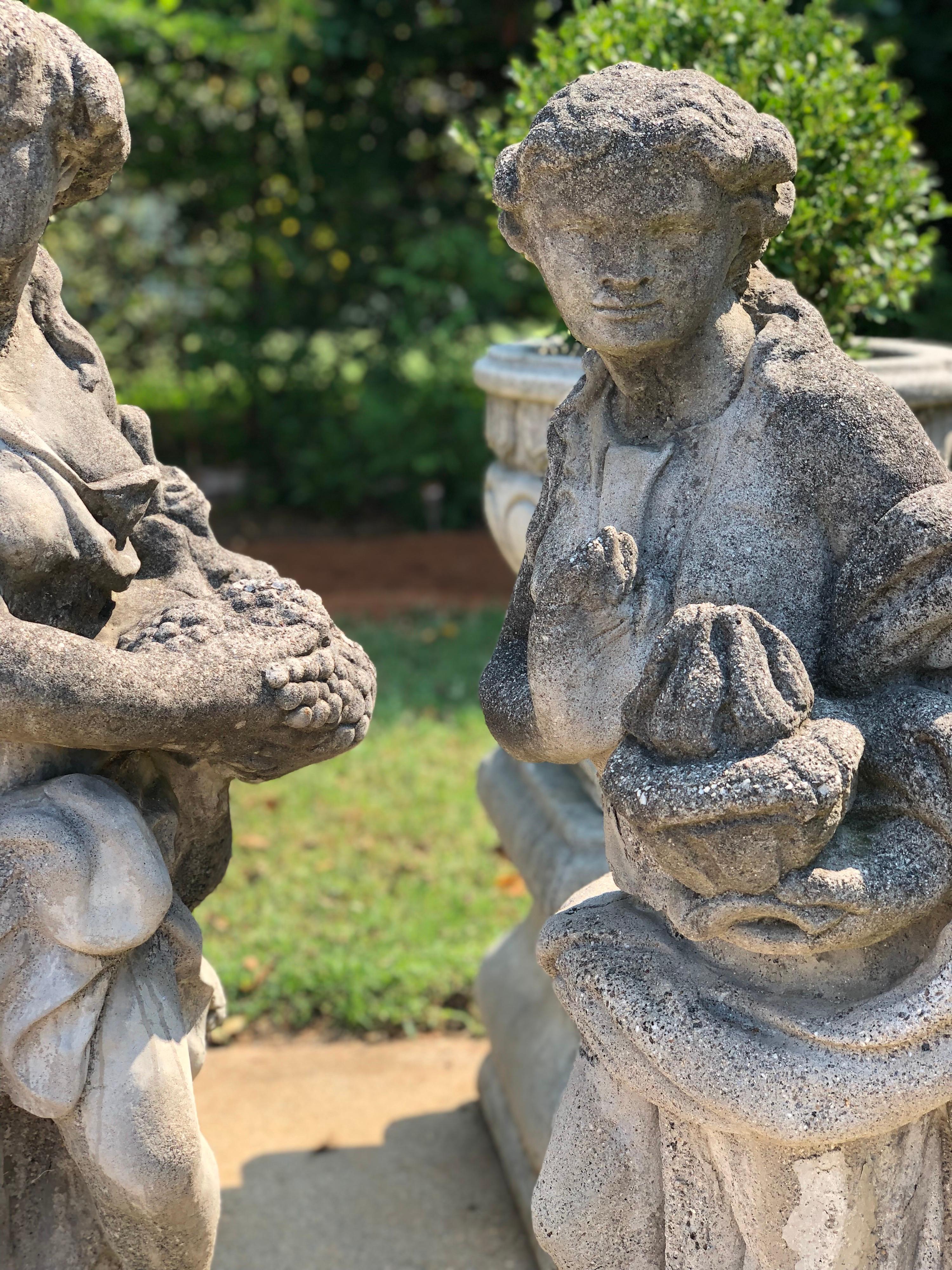 Paire de statues classiques de jardin à quatre saisons en pierre moulée État moyen - En vente à Los Angeles, CA