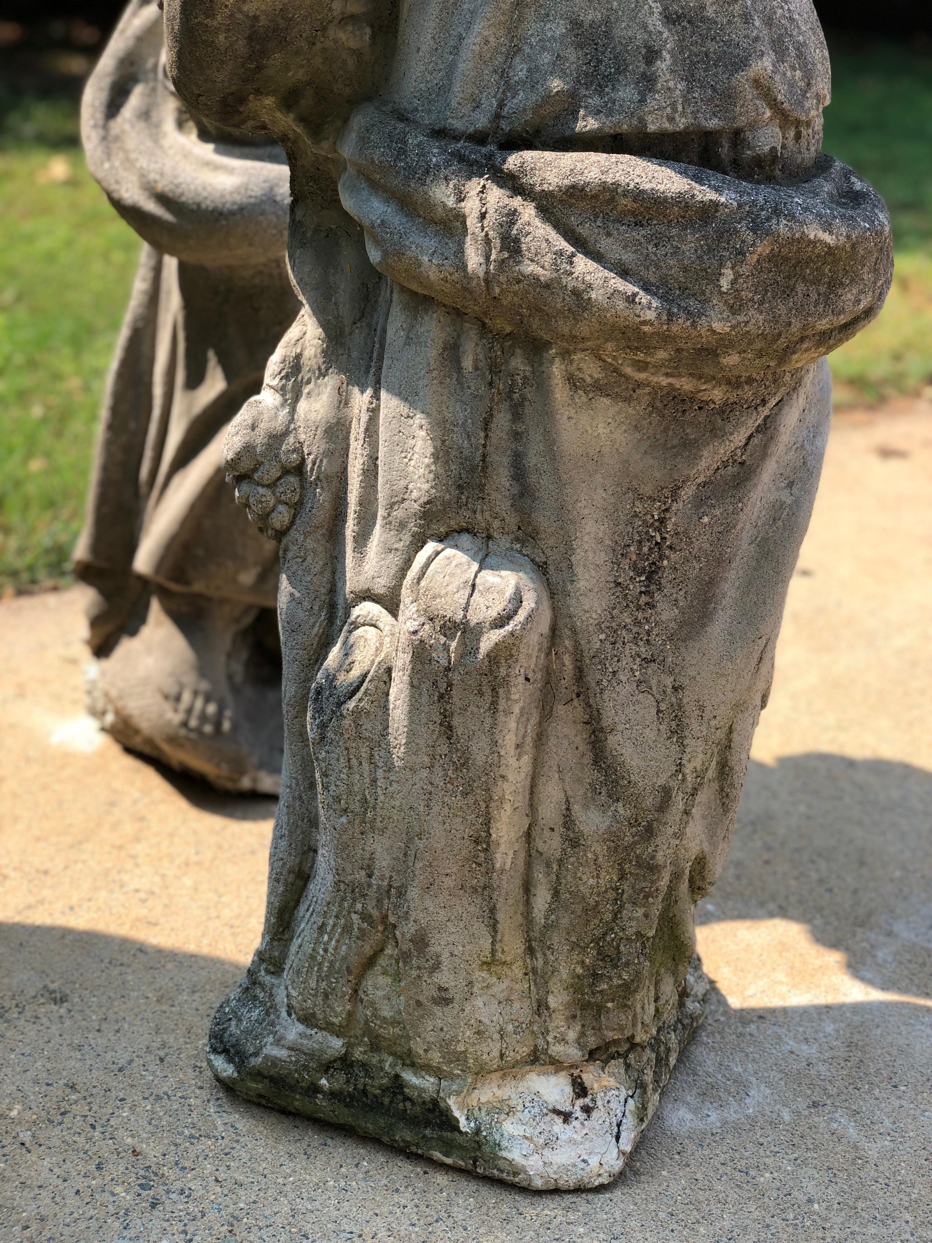 Paire de statues classiques de jardin à quatre saisons en pierre moulée en vente 1