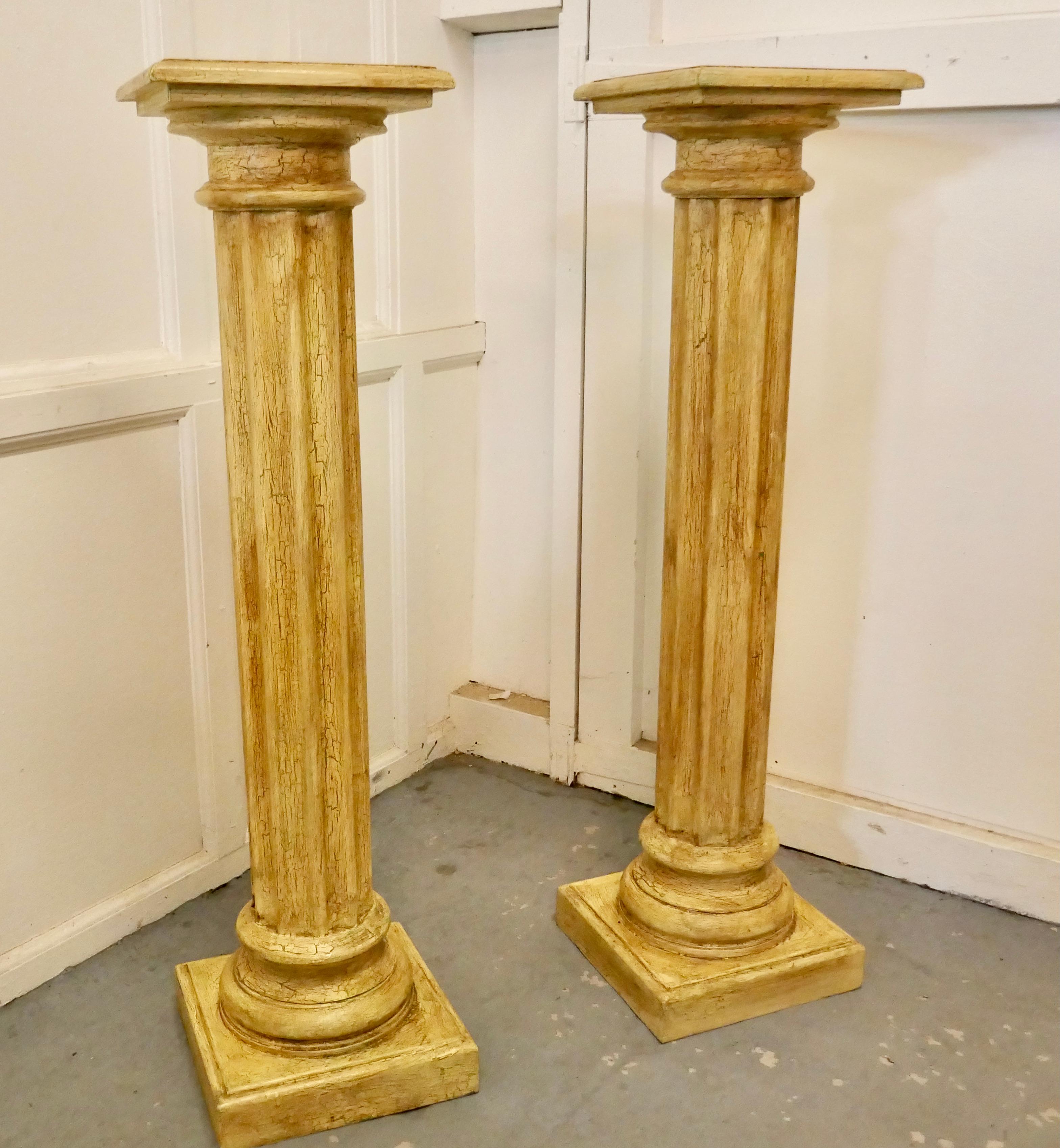 Klassische Säulensockel mit Crackle-Finish in Used-Optik, Paar (Klassisch-griechisch) im Angebot