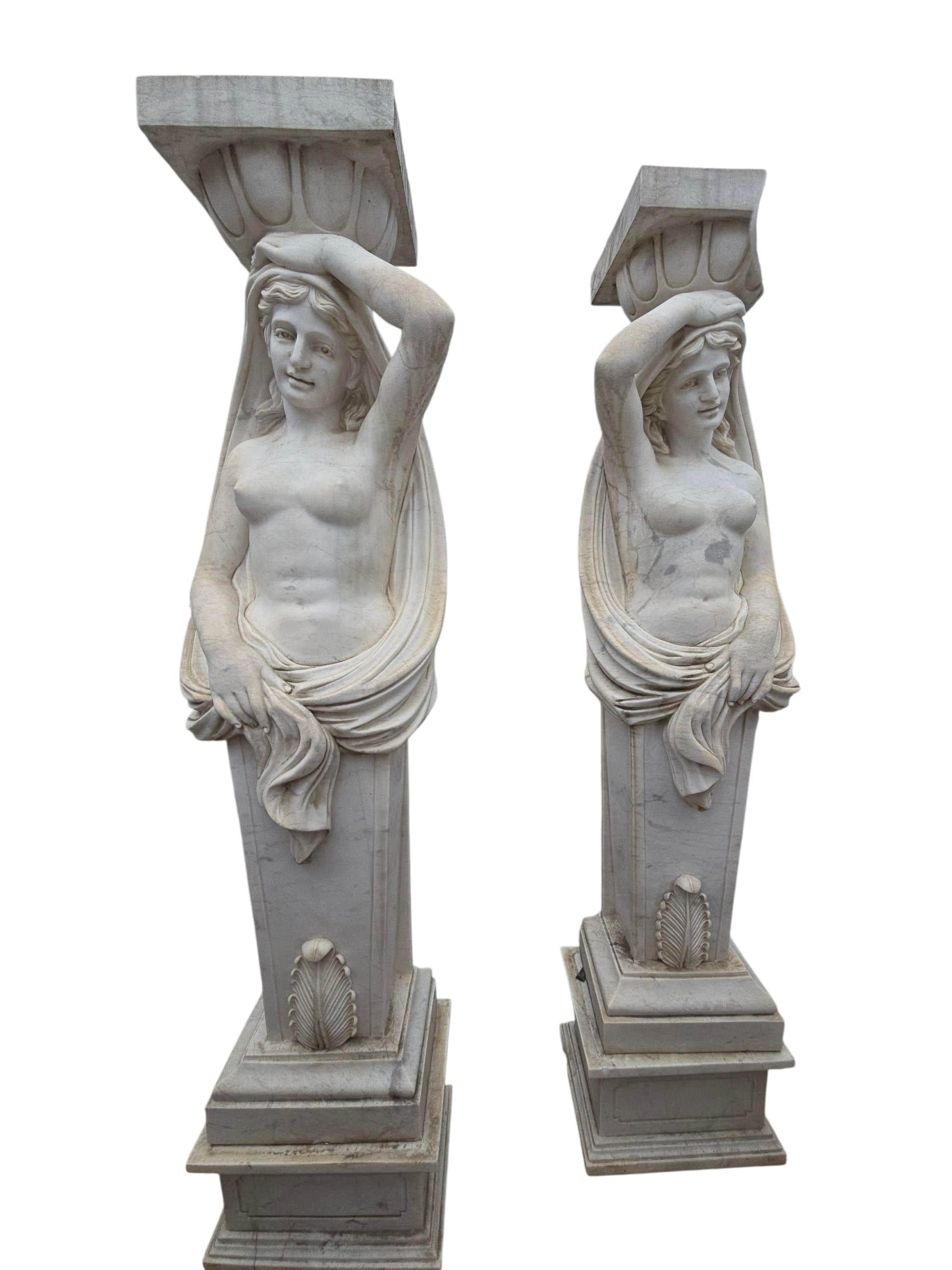 Coppia di figure femminili classiche in marmo di Carrara, Italia, anni '80 In condizioni buone in vendita a Madrid, ES