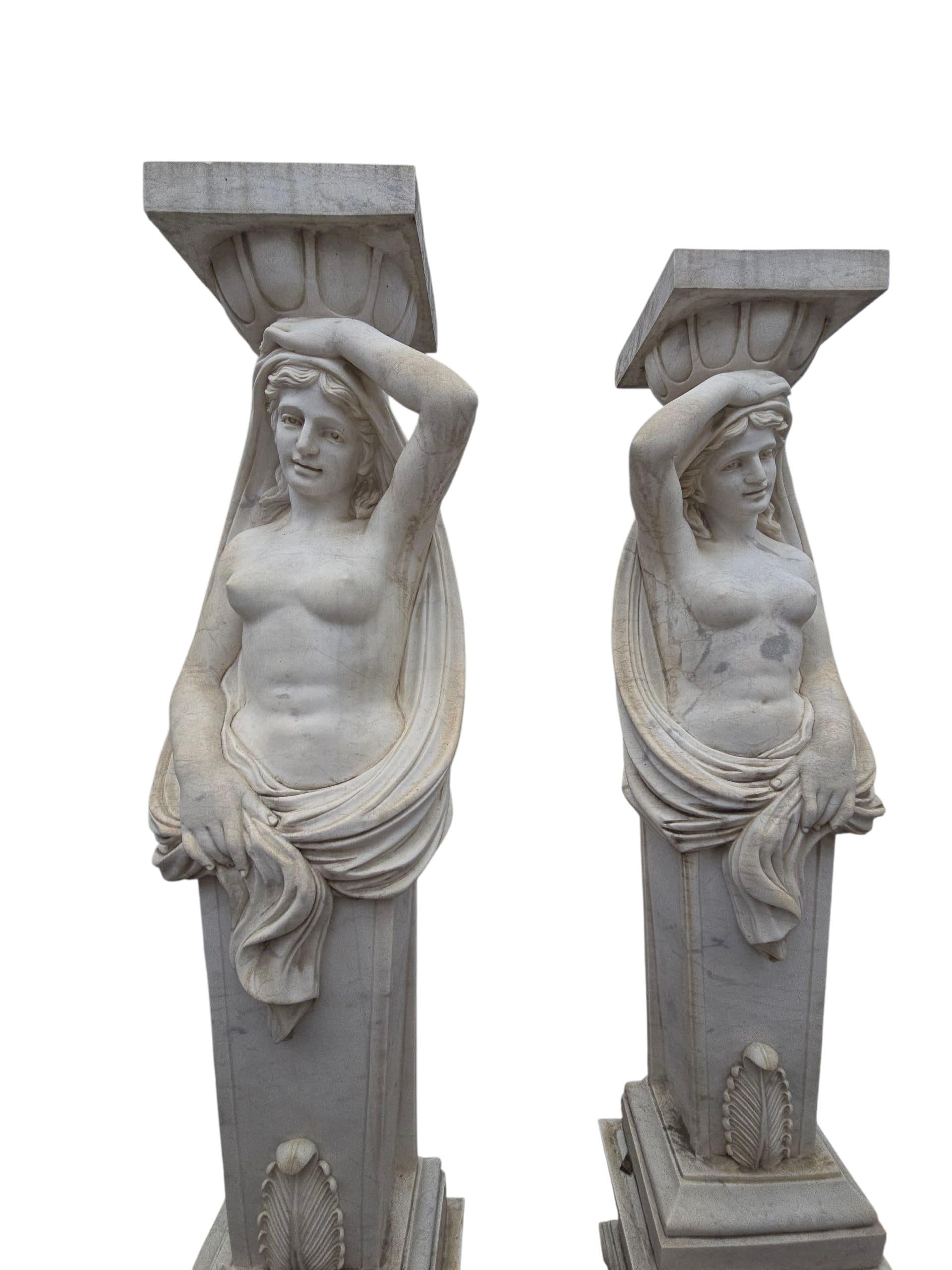Fine XX secolo Coppia di figure femminili classiche in marmo di Carrara, Italia, anni '80 in vendita