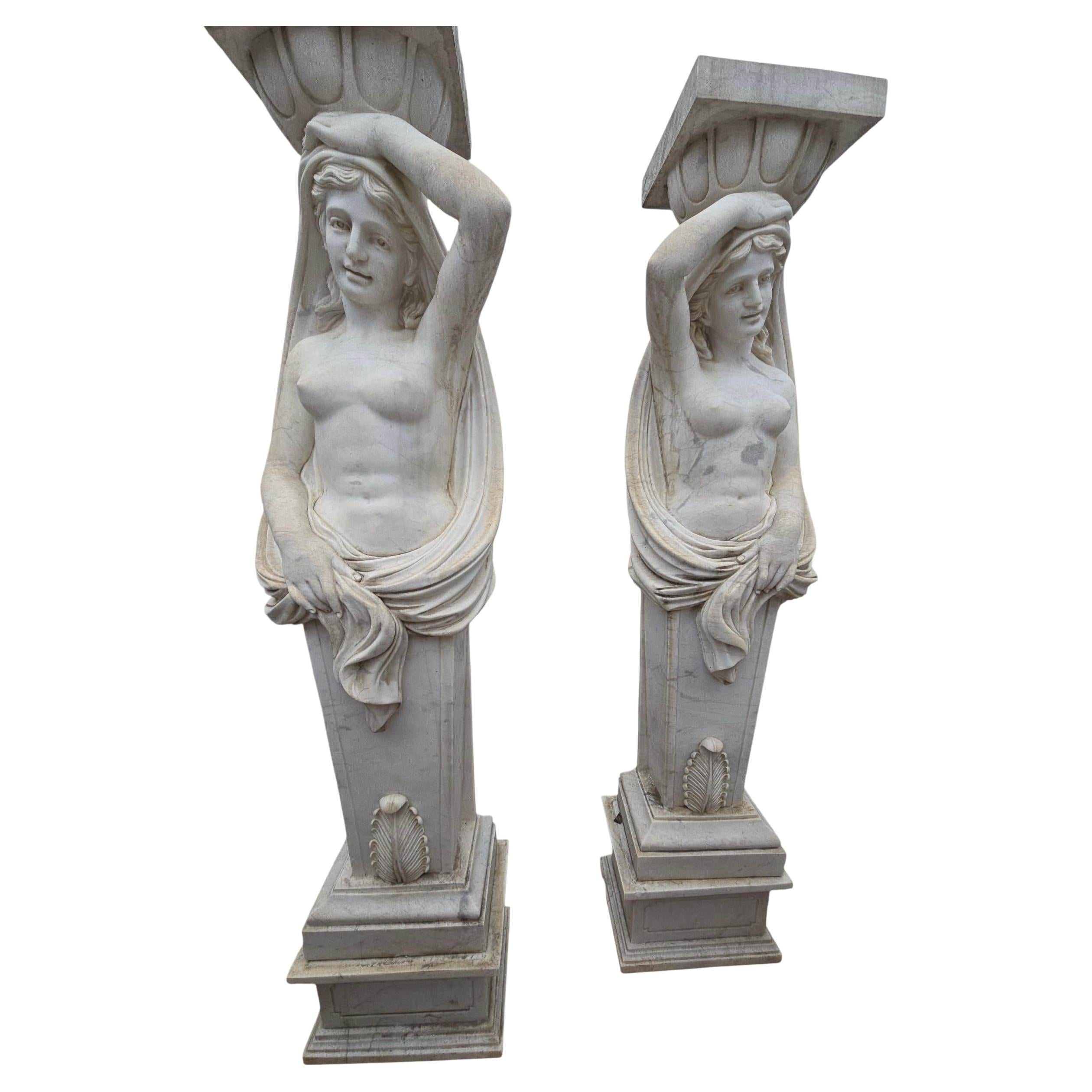 Pareja de figuras femeninas clásicas en mármol de Carrara, Italia, años 80