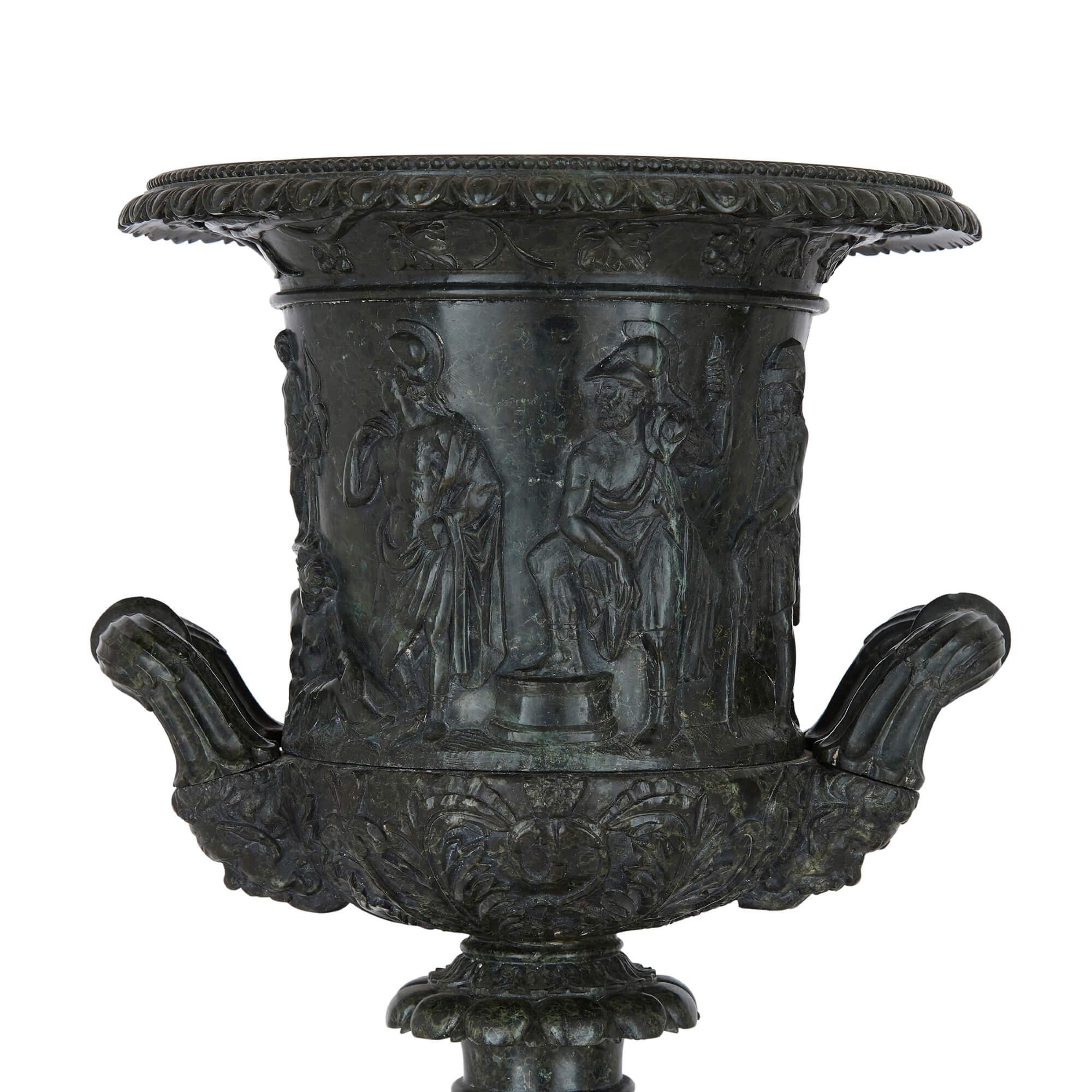 Sculpté Paire de vases classiques italiens en marbre gris d'après le célèbre vase Médicis en vente