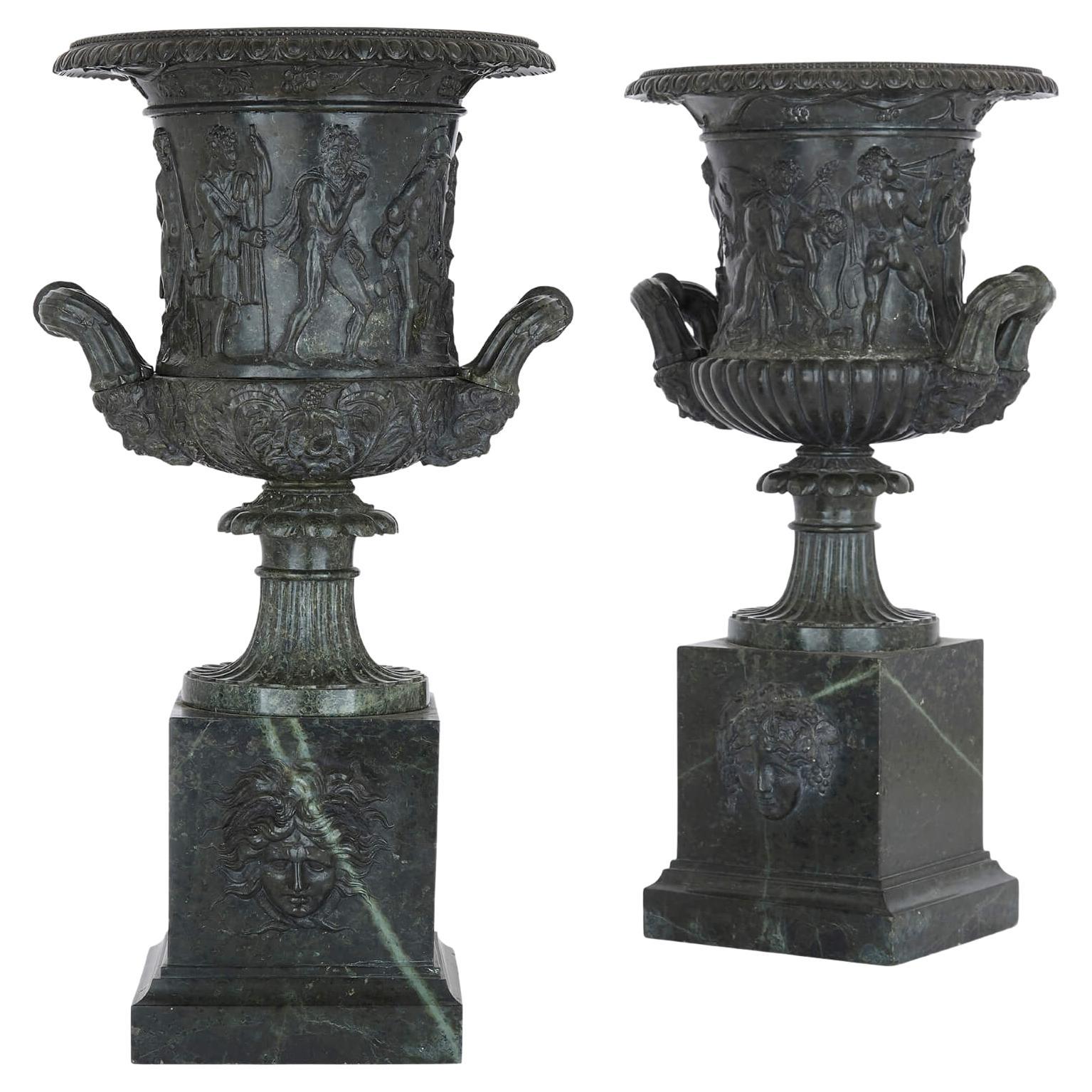 Klassische italienische Vasen aus grauem Marmor nach der berühmten Medici-Vase, Paar im Angebot