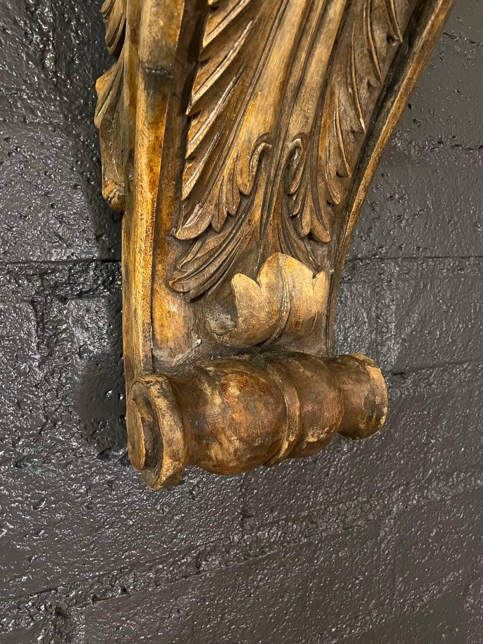 Paire de supports muraux classiques italiens en bois peint et sculpté en vente 4