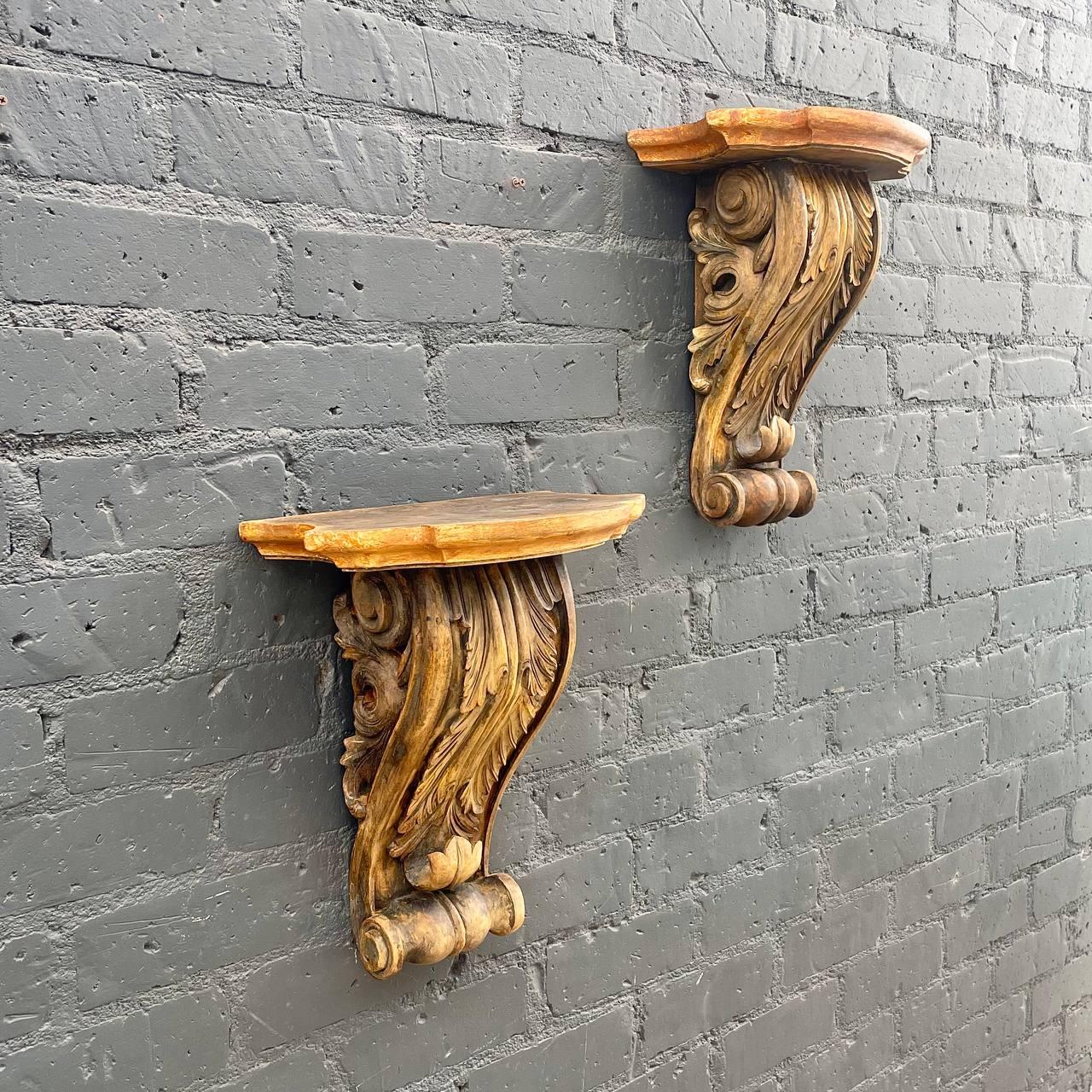Pair of Classical Italian Painted & Carved Wood Wall Brackets In Good Condition For Sale In Los Angeles, CA