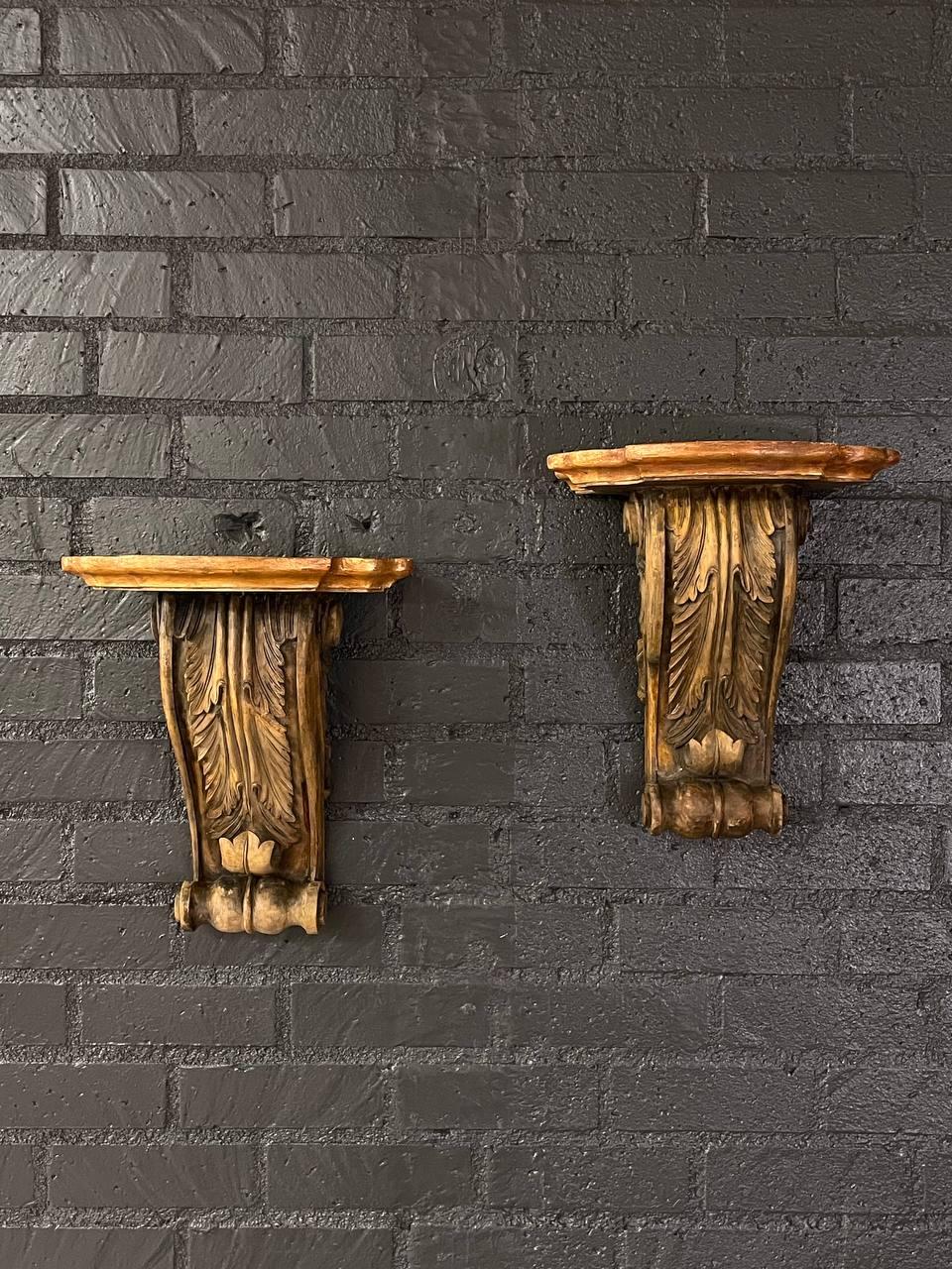 Autre Paire de supports muraux classiques italiens en bois peint et sculpté en vente