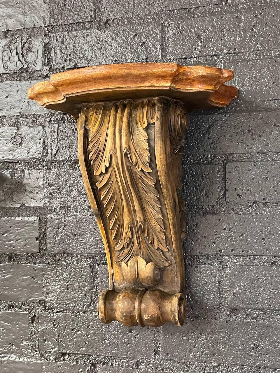 Paire de supports muraux classiques italiens en bois peint et sculpté Bon état - En vente à Los Angeles, CA