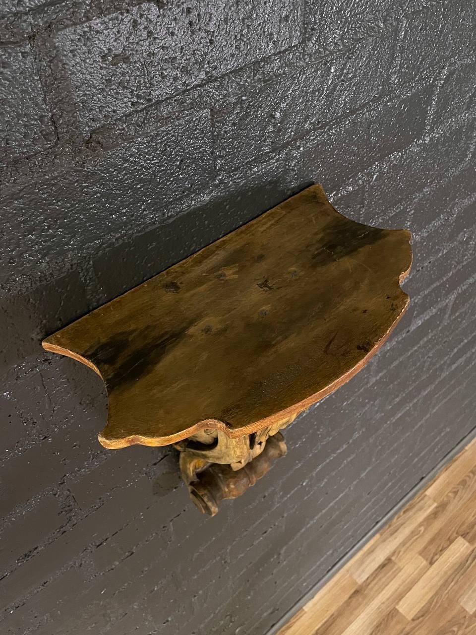 Milieu du XXe siècle Paire de supports muraux classiques italiens en bois peint et sculpté en vente
