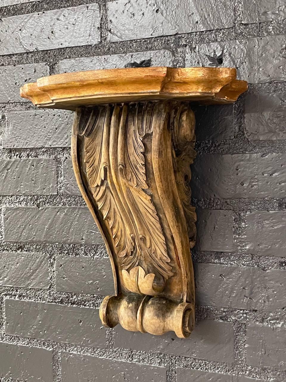 Bois Paire de supports muraux classiques italiens en bois peint et sculpté en vente