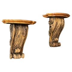 Paar klassischer italienischer bemalter und geschnitzter Holz-Wandhalterungen