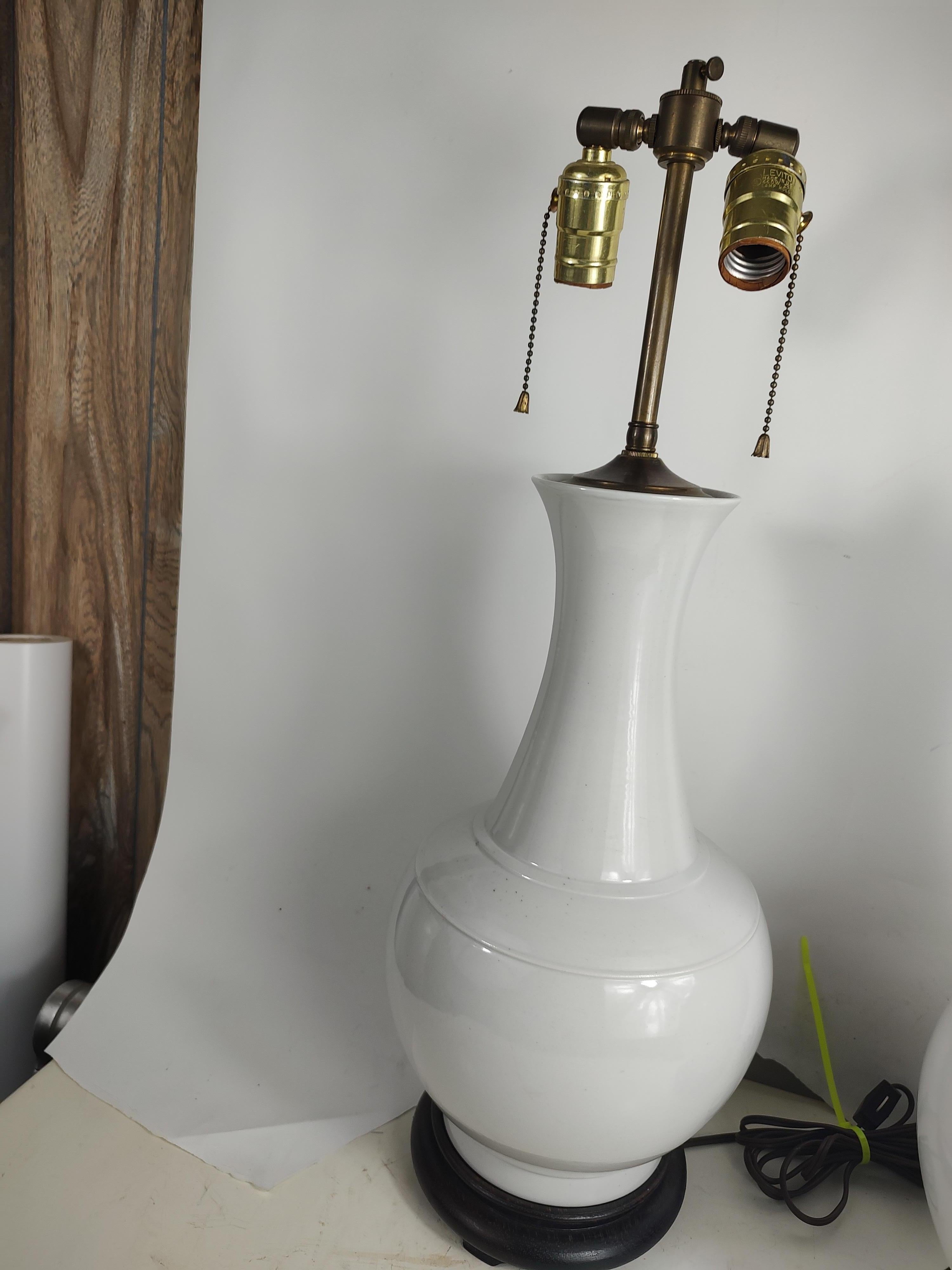 Paire de lampes de bureau classiques à vase en porcelaine blanche japonaise en vente 2