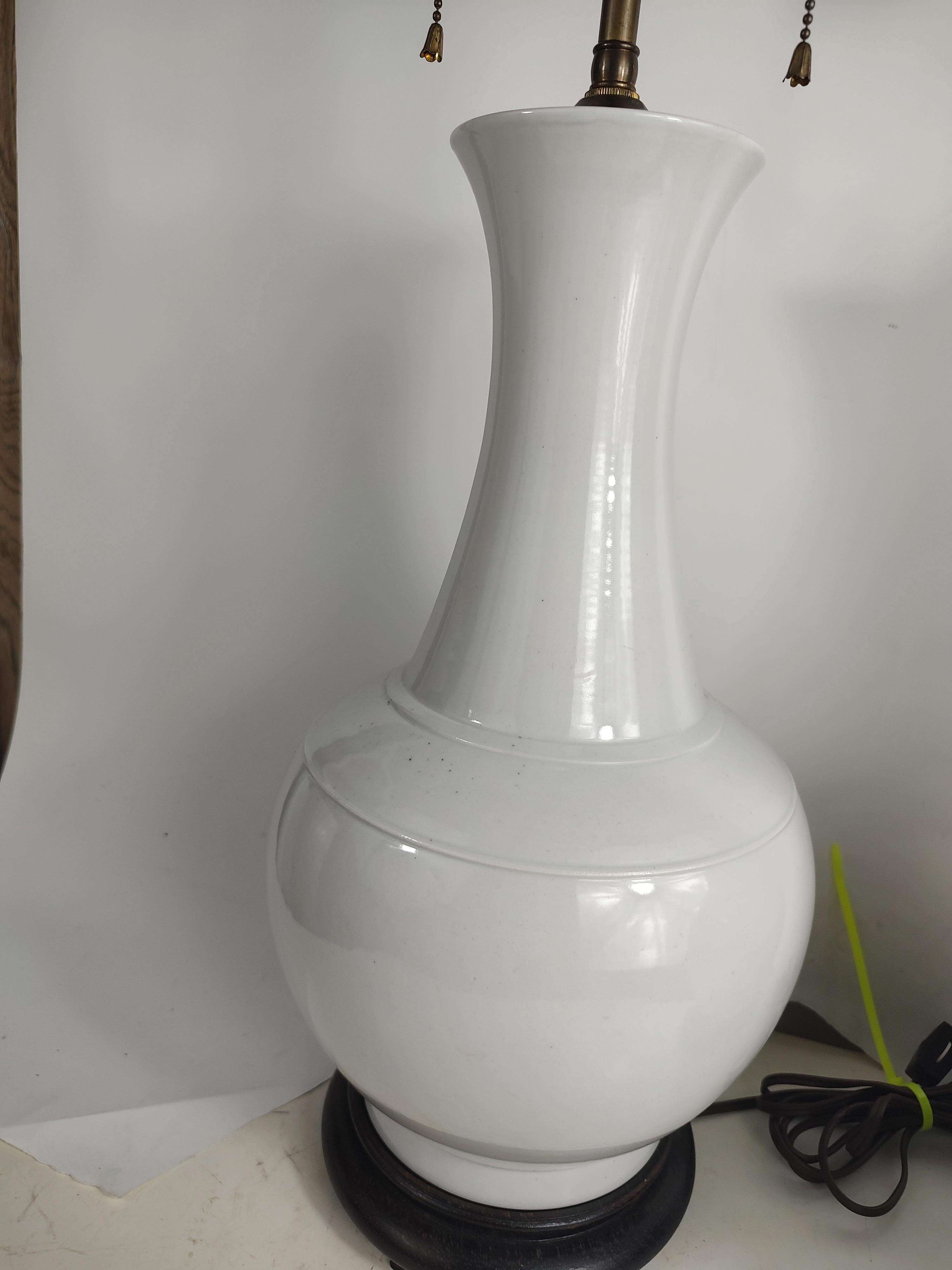 Paire de lampes de bureau classiques à vase en porcelaine blanche japonaise en vente 3