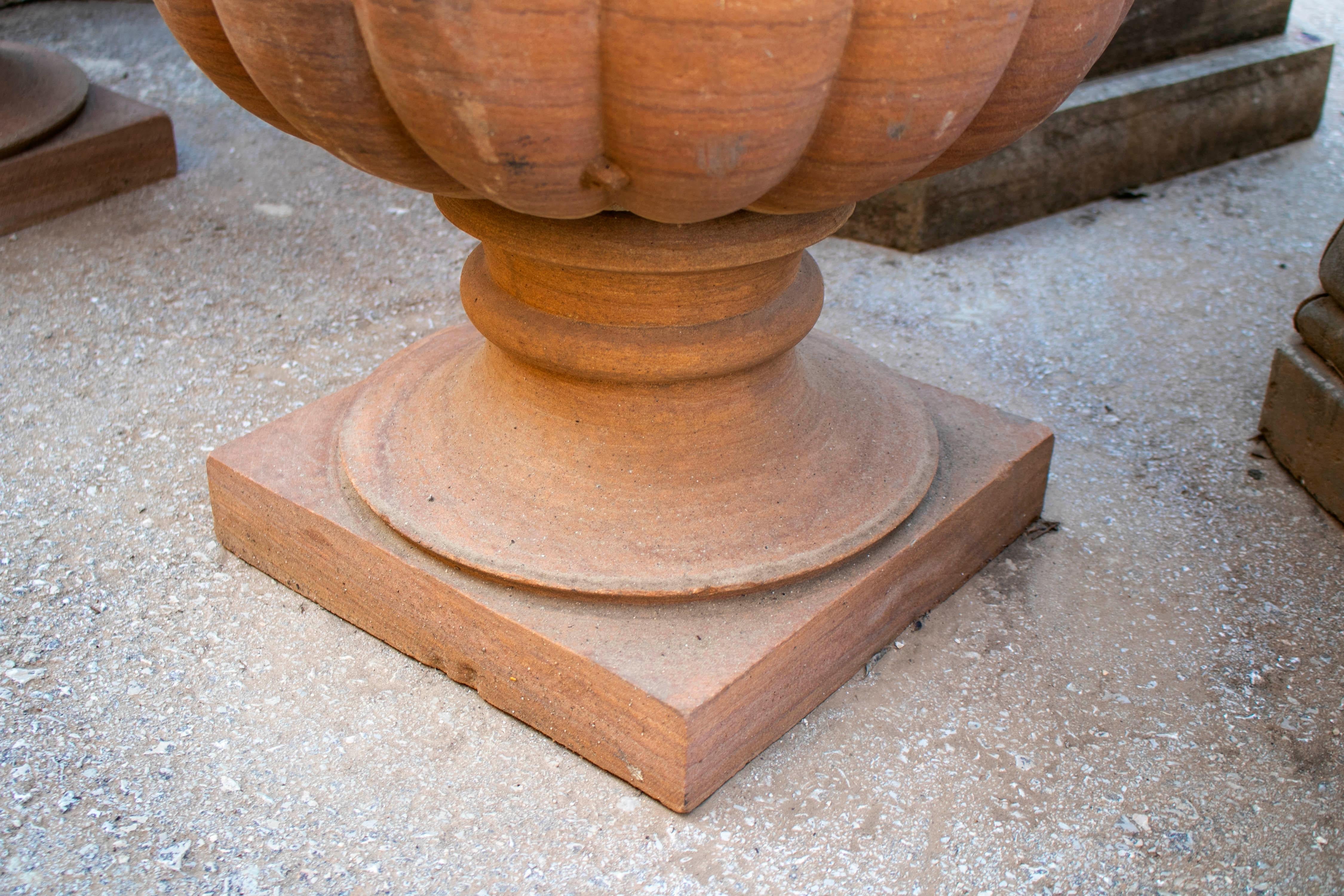 Pair of Classical Sandstone Garden Urns In Good Condition In Marbella, ES