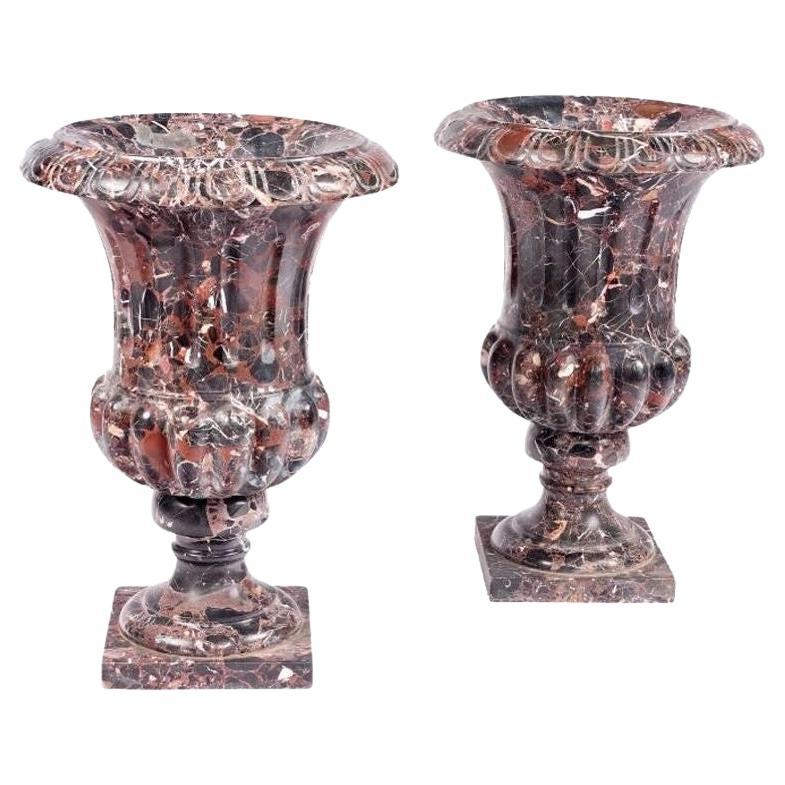 Paire d'urnes en marbre de forme classique en vente