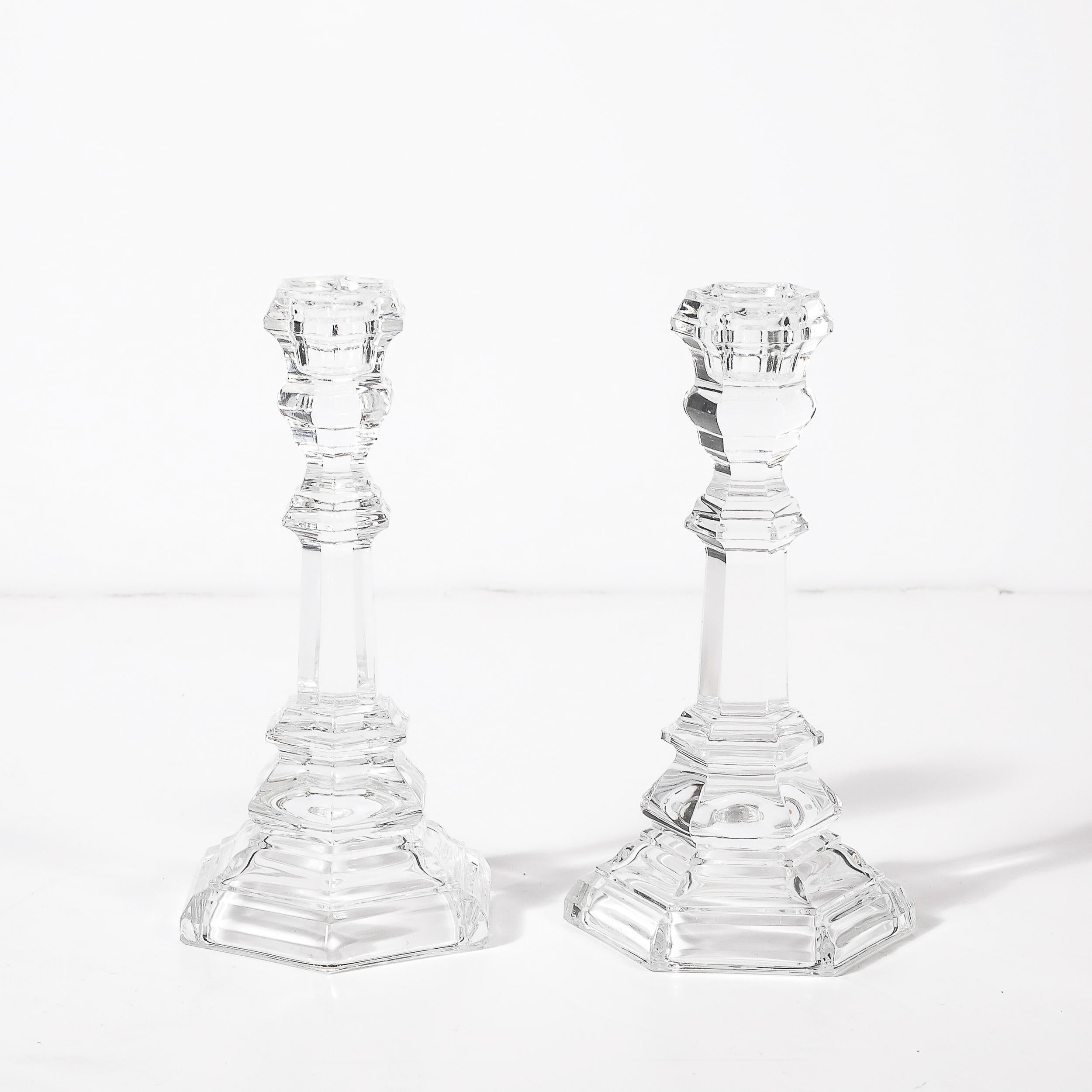 Questa elegante coppia di portacandele in cristallo della rinomata Tiffany & Co. mette in mostra l'intramontabile raffinatezza e la durevole maestria per cui il marchio è famoso. Caratterizzati da una silhouette classica, questi candelieri vantano