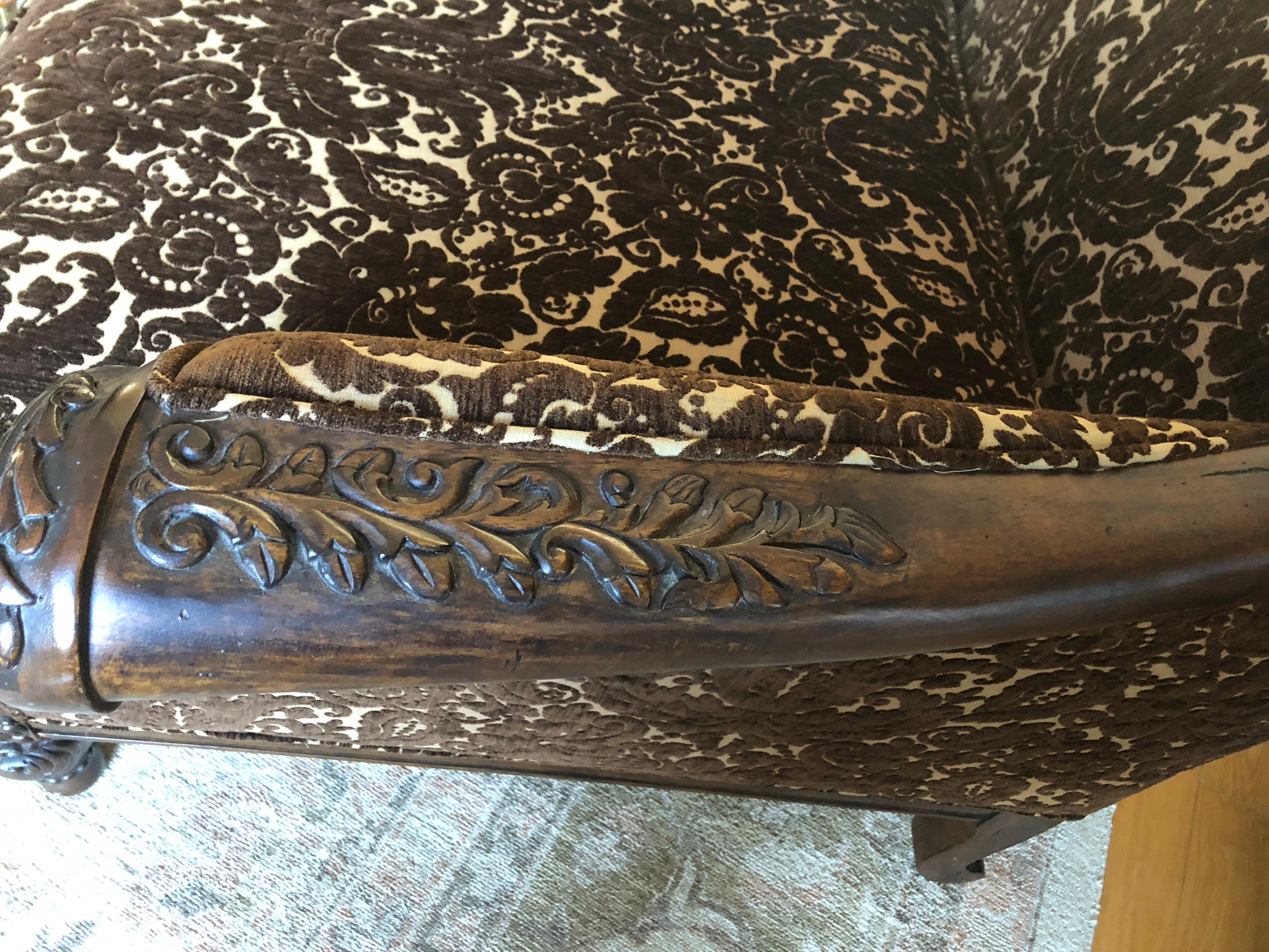 Pair of Classically Beautiful Carved Walnut and Upholstered Club Chairs (21. Jahrhundert und zeitgenössisch)