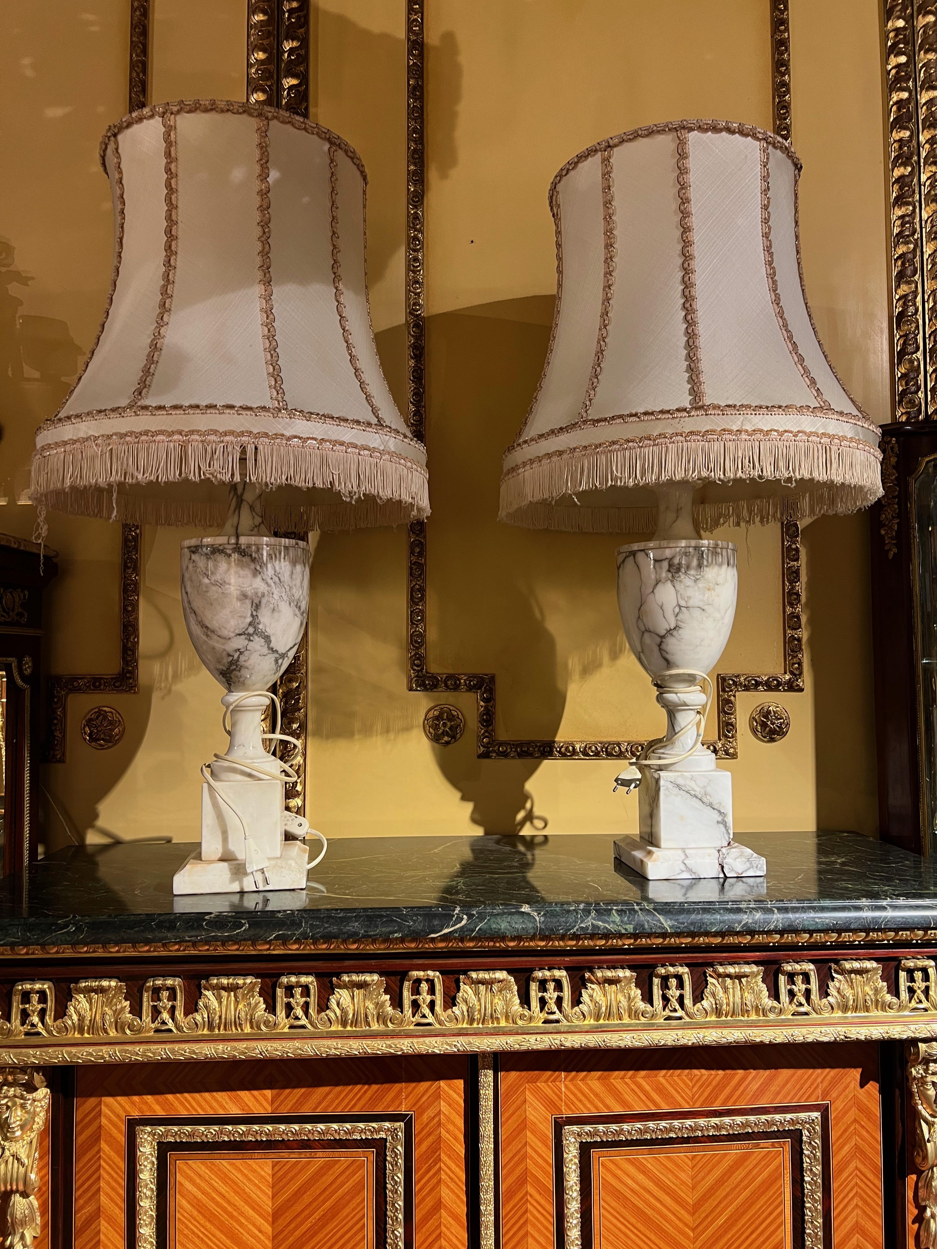 Paire de lampes de table en marbre Classicisme avec abat-jour blanc.
Les abat-jour ont quelques dommages comme trop voir sur les photos.
Mesures sans abat-jour.
Largeur : 16 cm
Hauteur : 57 cm.