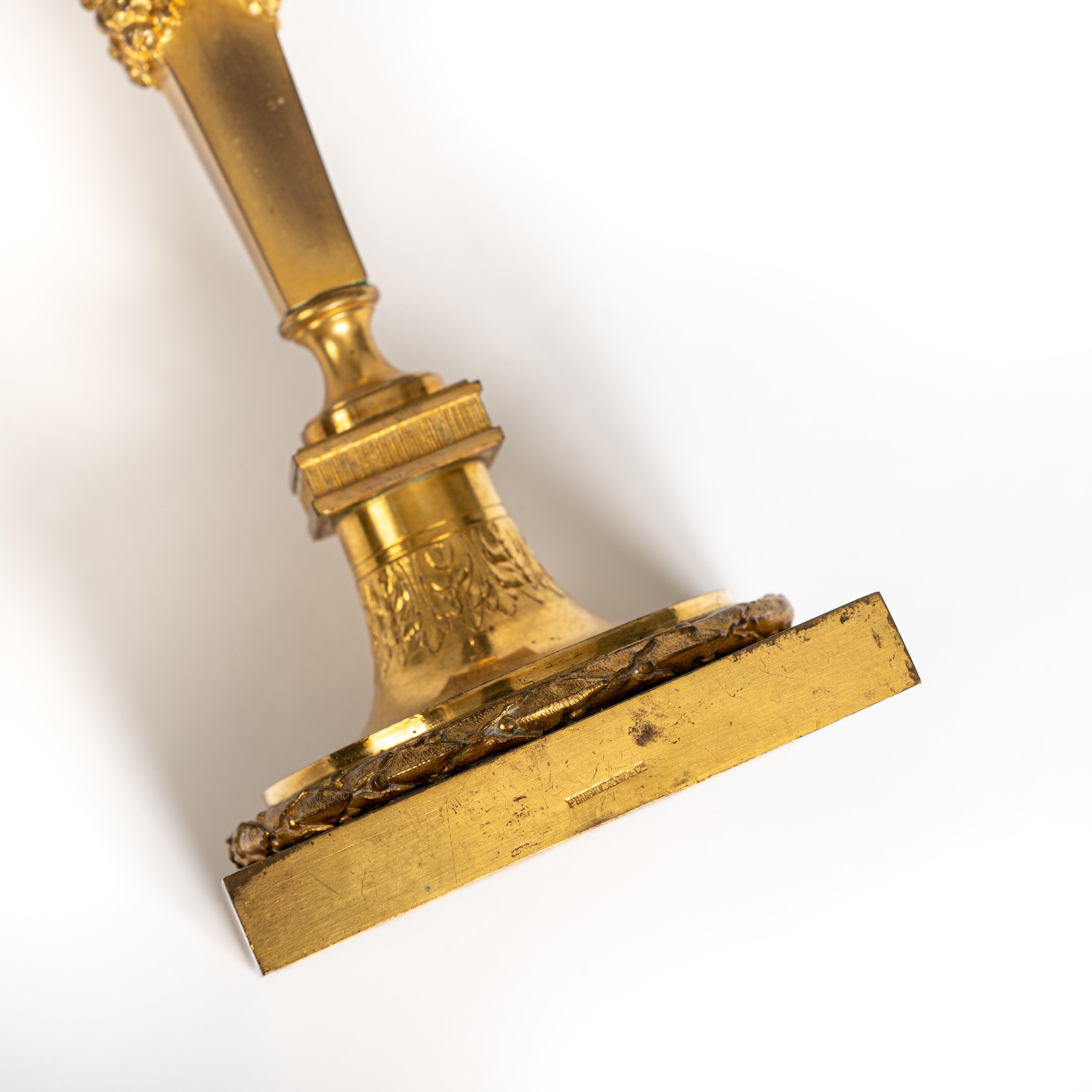 Milieu du XIXe siècle Paire de bougeoirs classiques dorés au feu de France 1840 de F. Barbedienne en vente