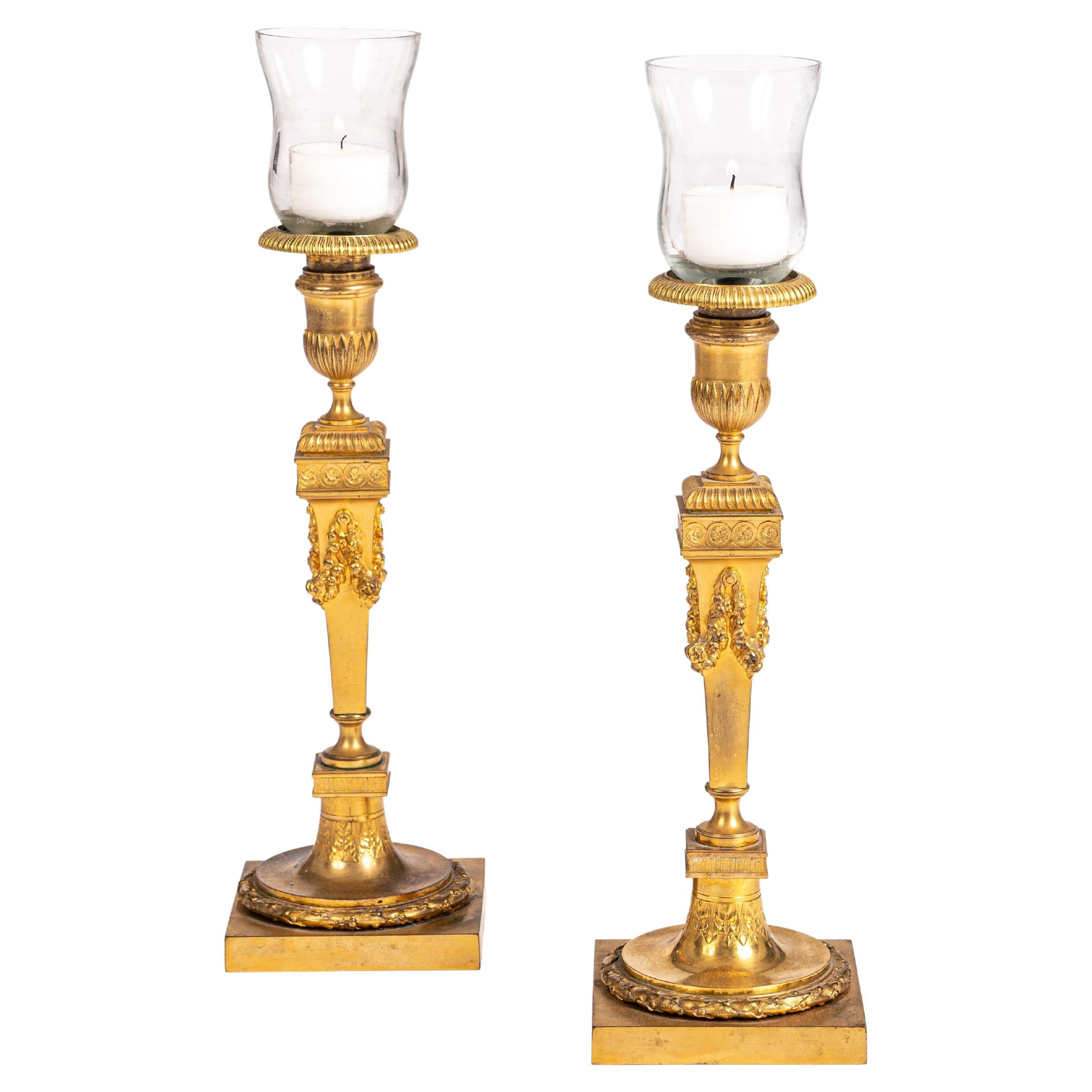 Paire de bougeoirs classiques dorés au feu de France 1840 de F. Barbedienne en vente