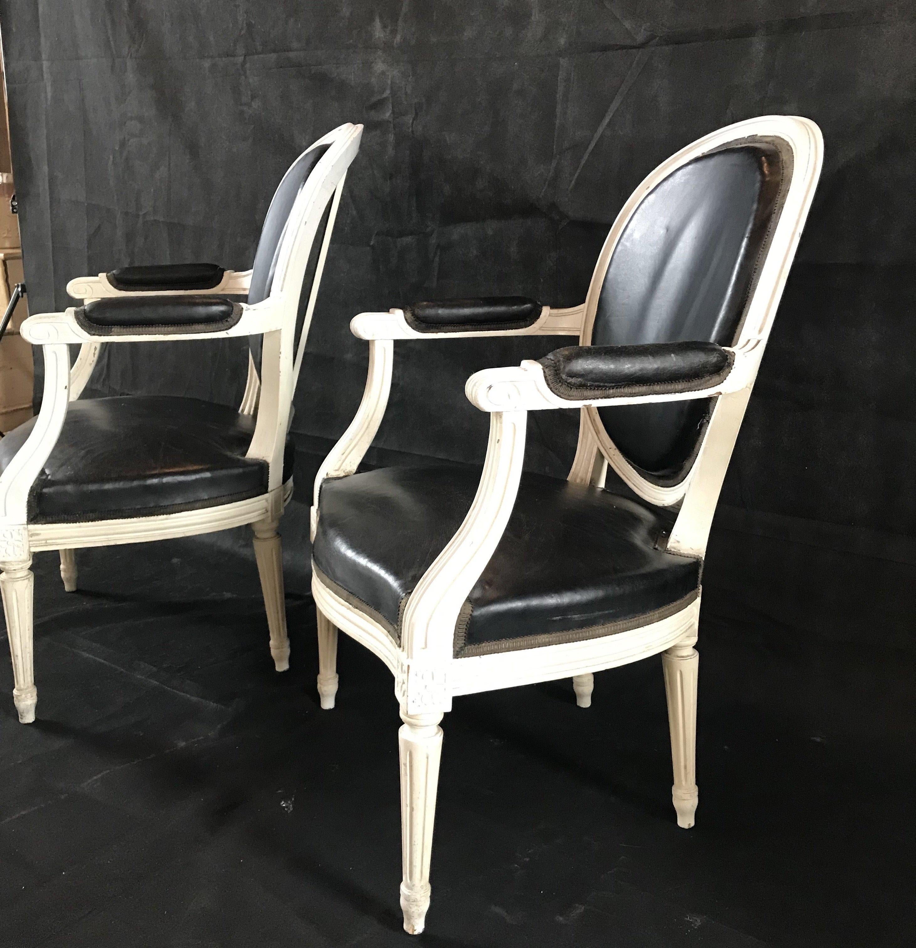 Pair of Classy Black Leather and White Painted Louis XVI Fauteuils Armchairs In Good Condition In Hopewell, NJ