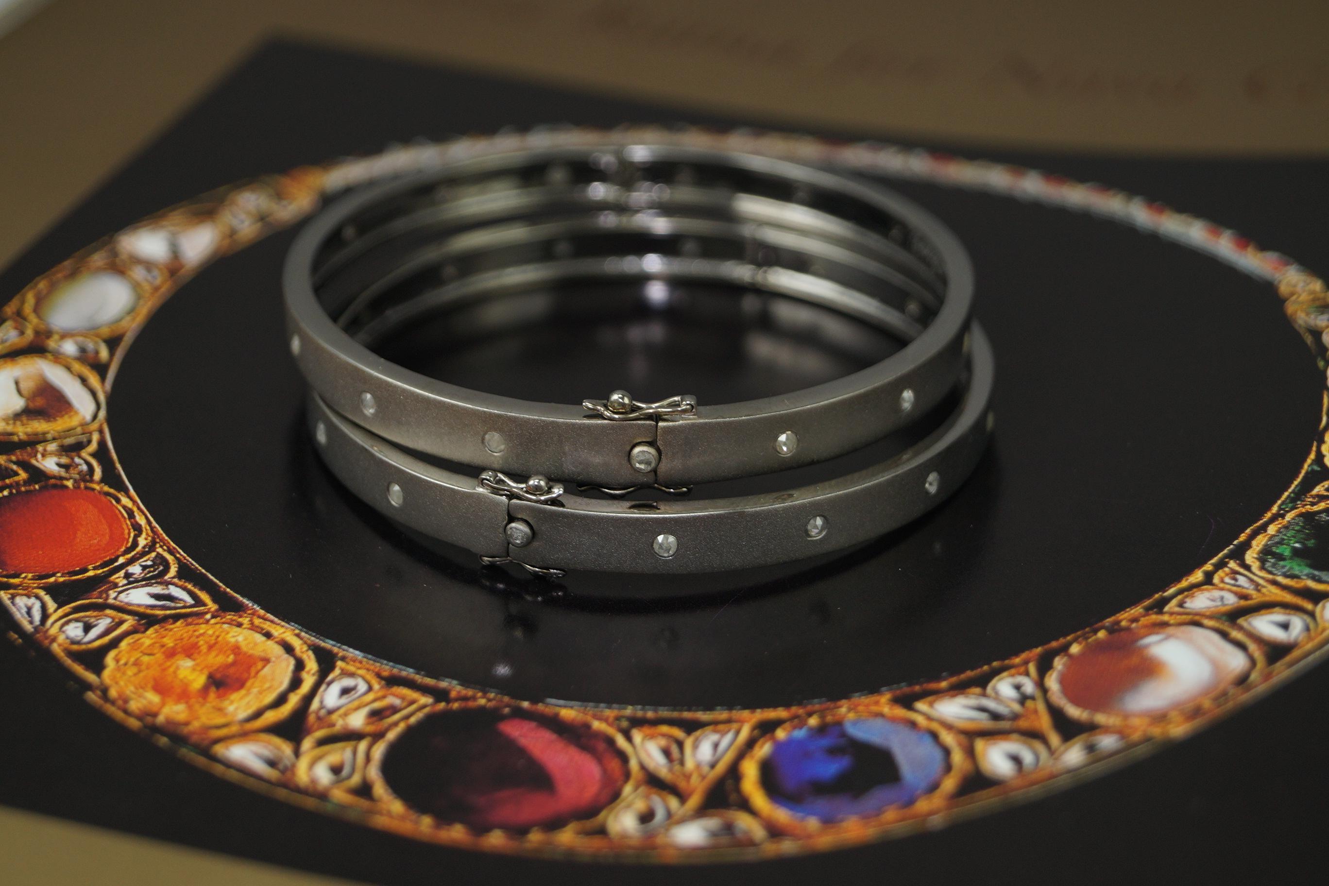 Rétro Paire de bracelets classiques en argent sterling oxydé avec diamants taille rose en vente