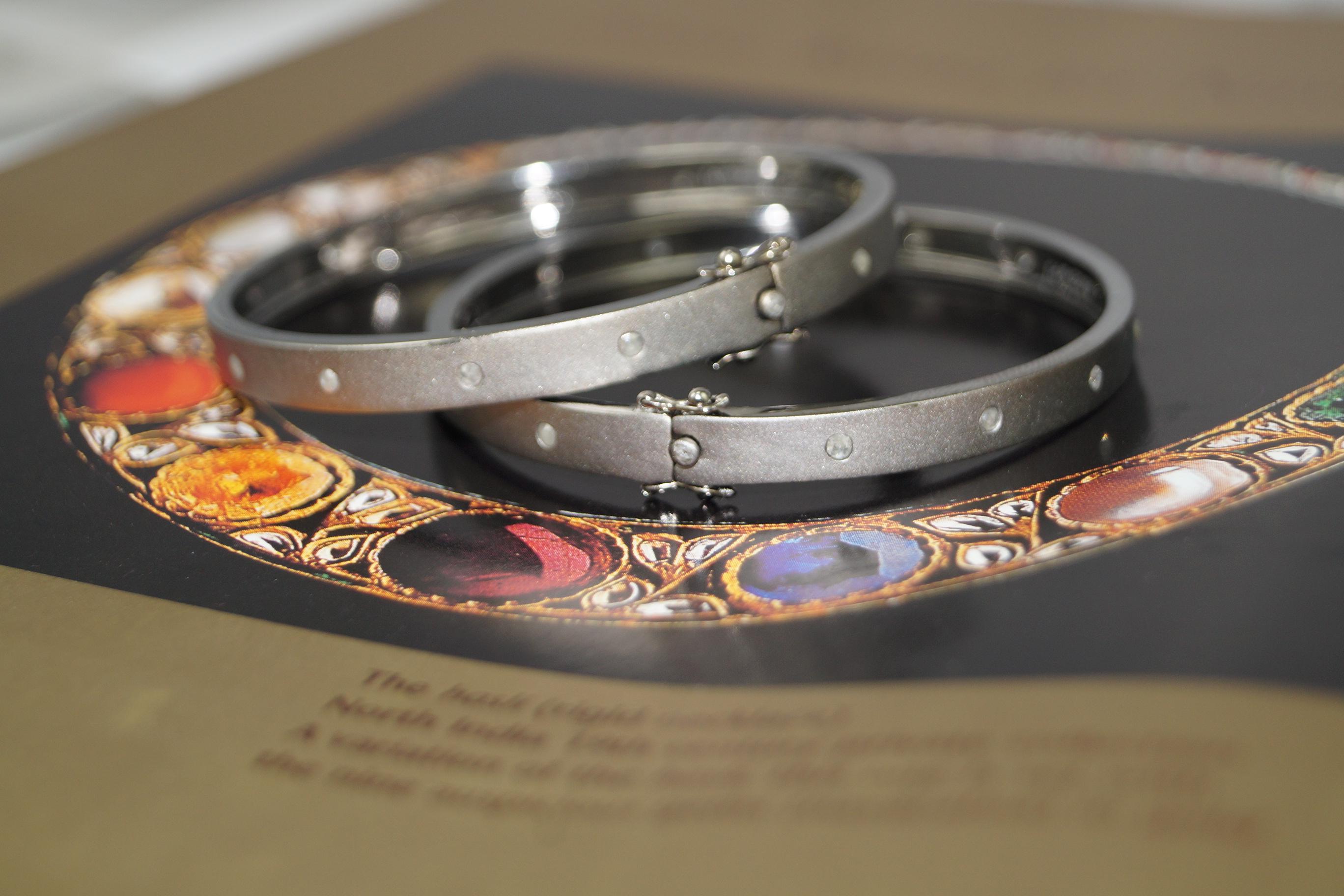 Ein Paar stilvolles Armband aus oxidiertem Sterlingsilber mit Diamanten im Rosenschliff im Zustand „Neu“ im Angebot in Delhi, DL