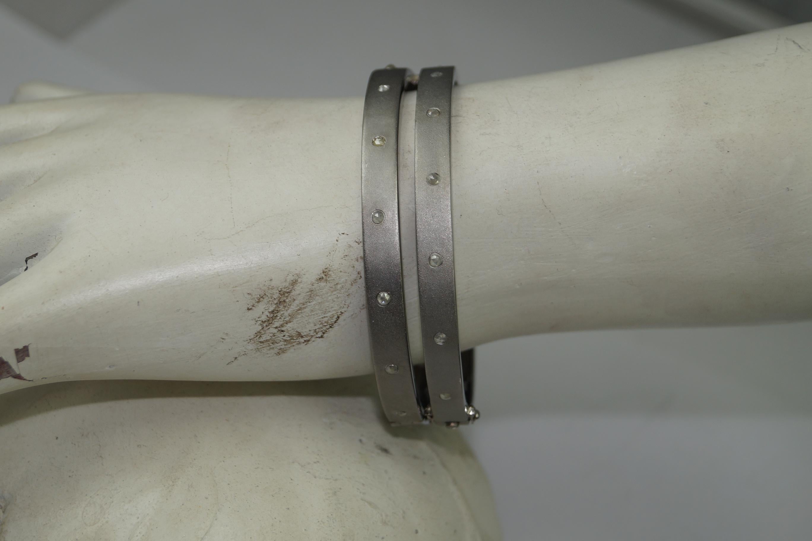 Ein Paar stilvolles Armband aus oxidiertem Sterlingsilber mit Diamanten im Rosenschliff für Damen oder Herren im Angebot