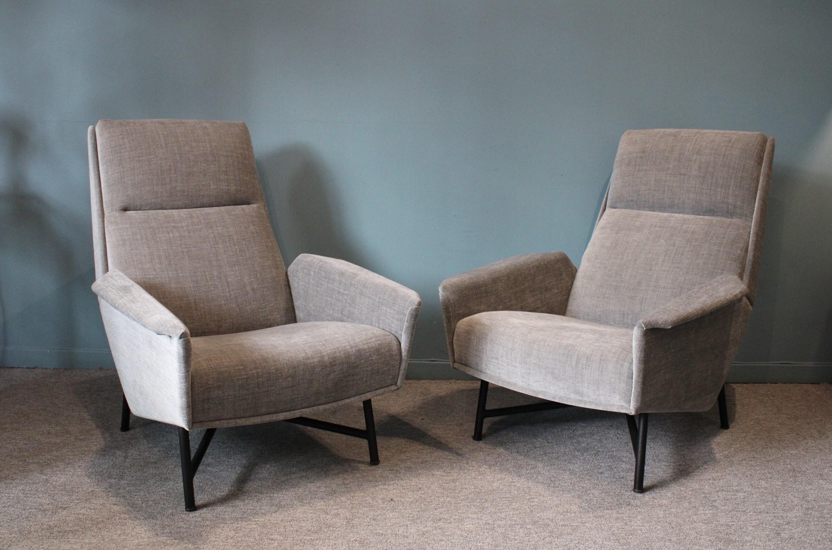 Pair of armchairs by Claude Delor, circa 1950.
V-shaped armrests resting on a tubular black metal base, re-upholstered with a fabric from the house of Brisson Bruneel.
Measures: Seat depth: 47 cm
Seat height: 67 cm.