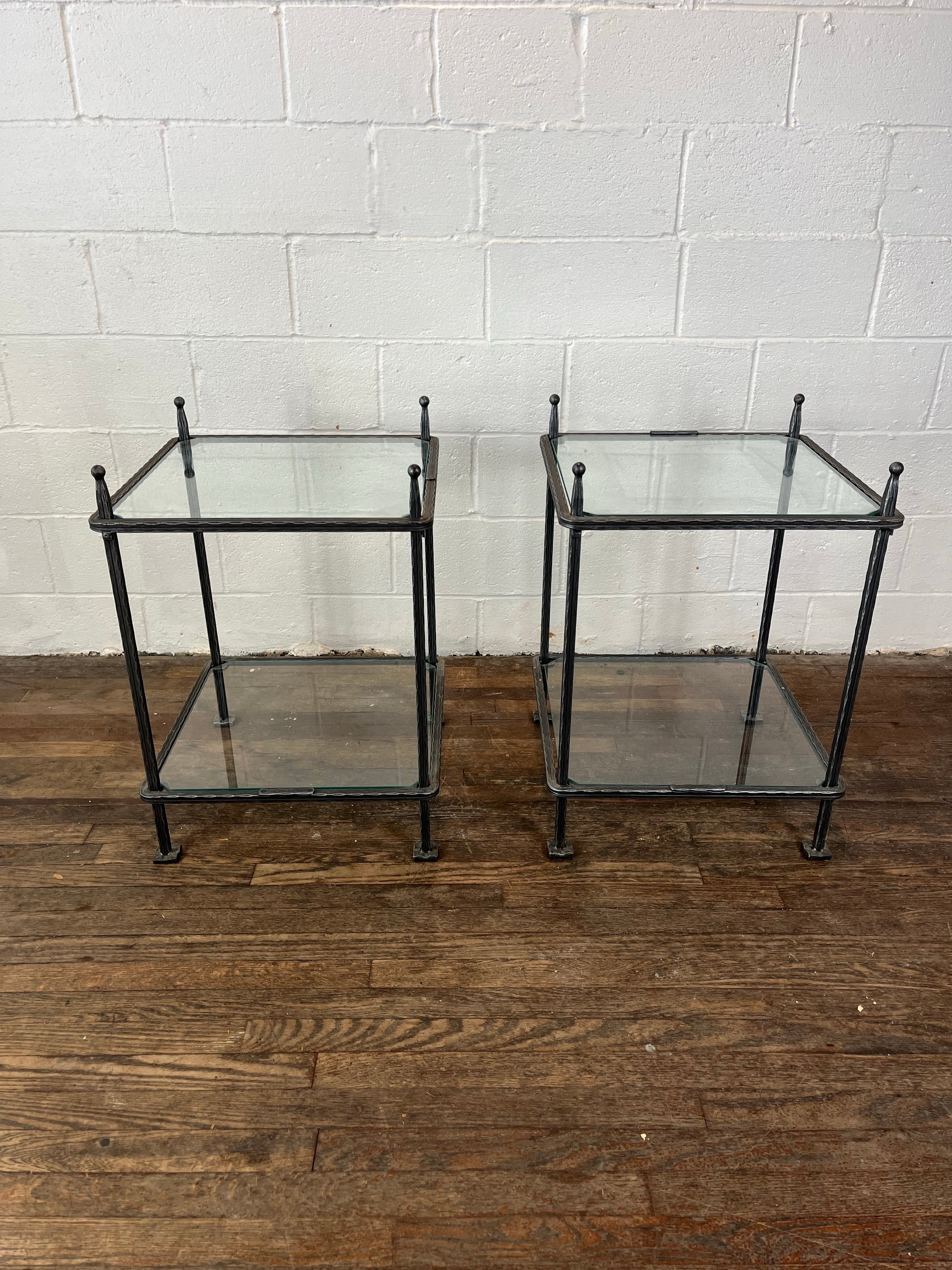 Paire de tables d'appoint italiennes en fer à deux niveaux avec plateaux en verre transparent. Signé Claudio Rayes. Dans le style de Giacometti.