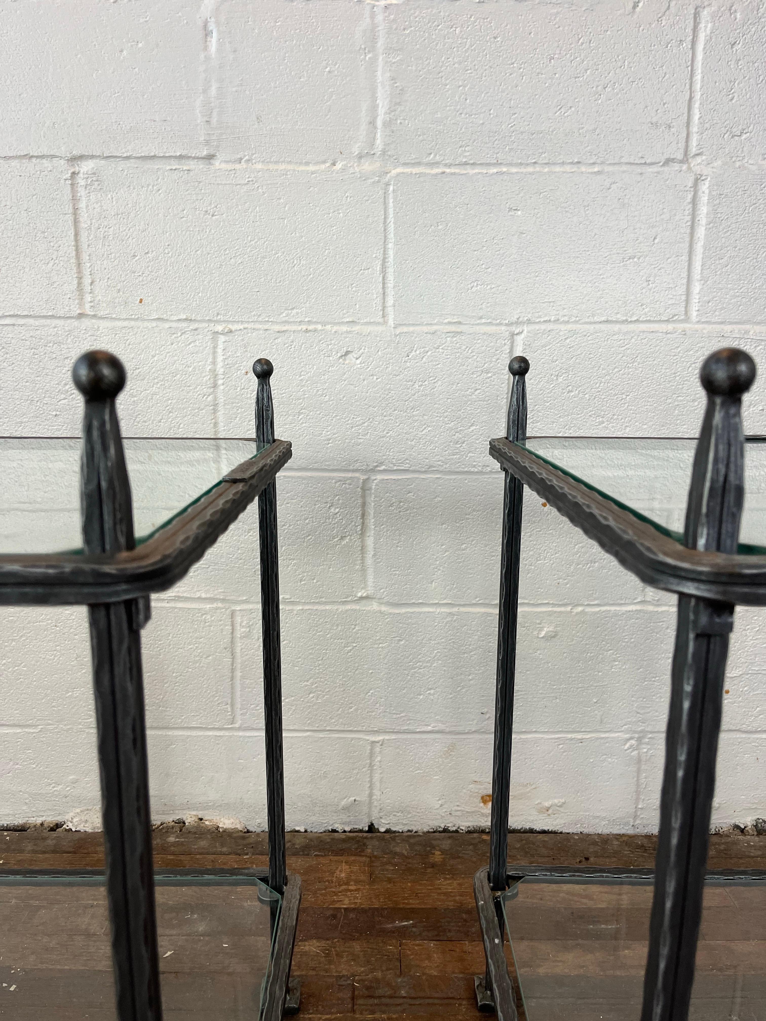 Verre Paire de tables d'appoint en fer Claudio Rayes en vente