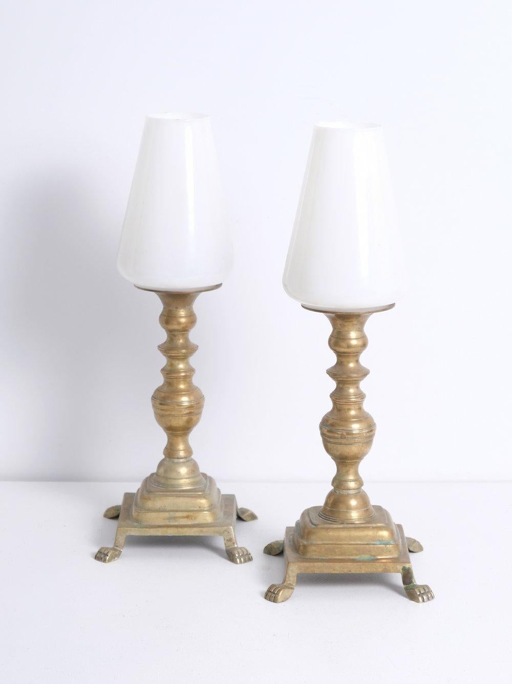 Mid-Century moderno Coppia di lampade a tempesta in ottone antico con piede a zampa d'artiglio in vendita