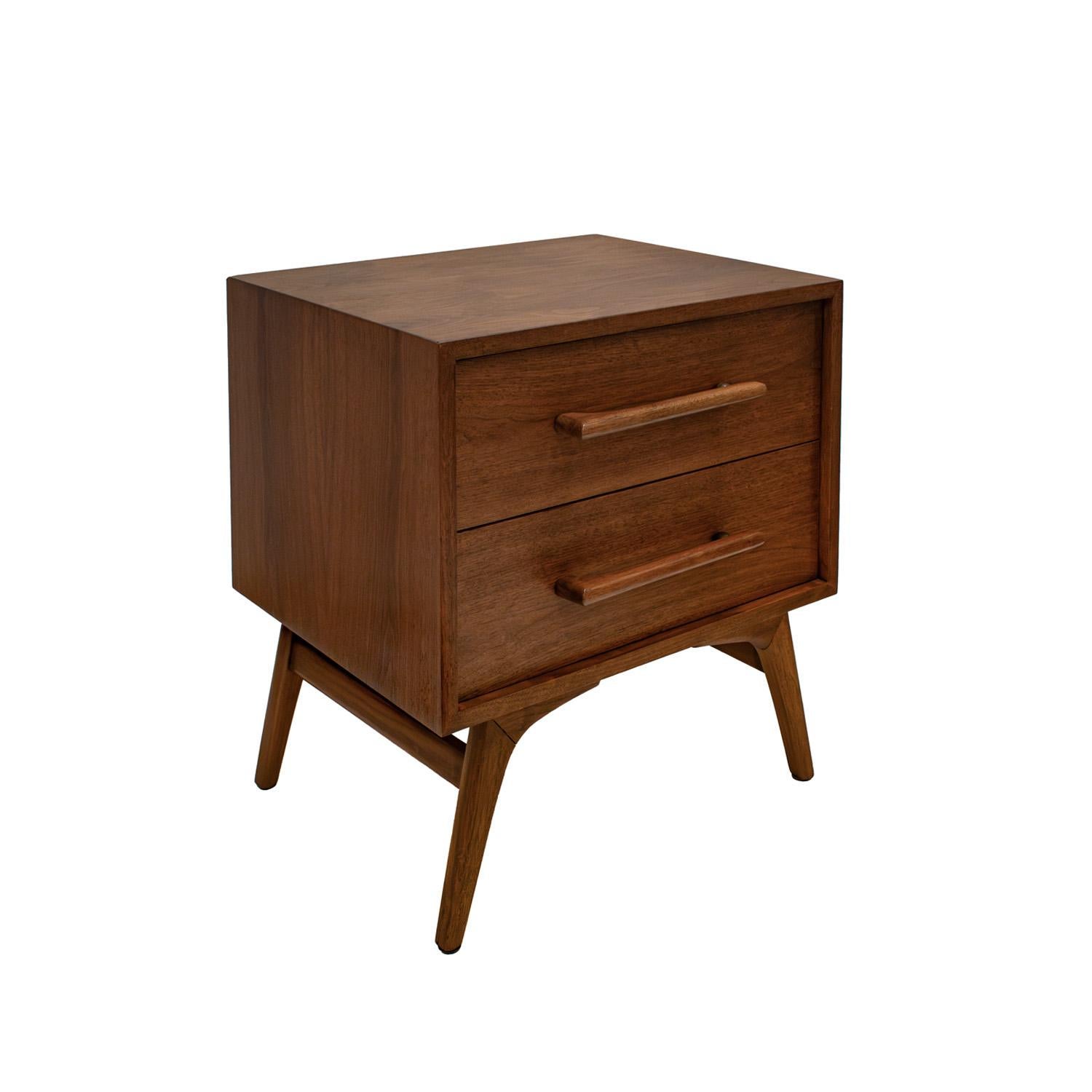 Mid-Century Modern Pair of Clean Line Bedside Tables in Walnut 1960s For Sale