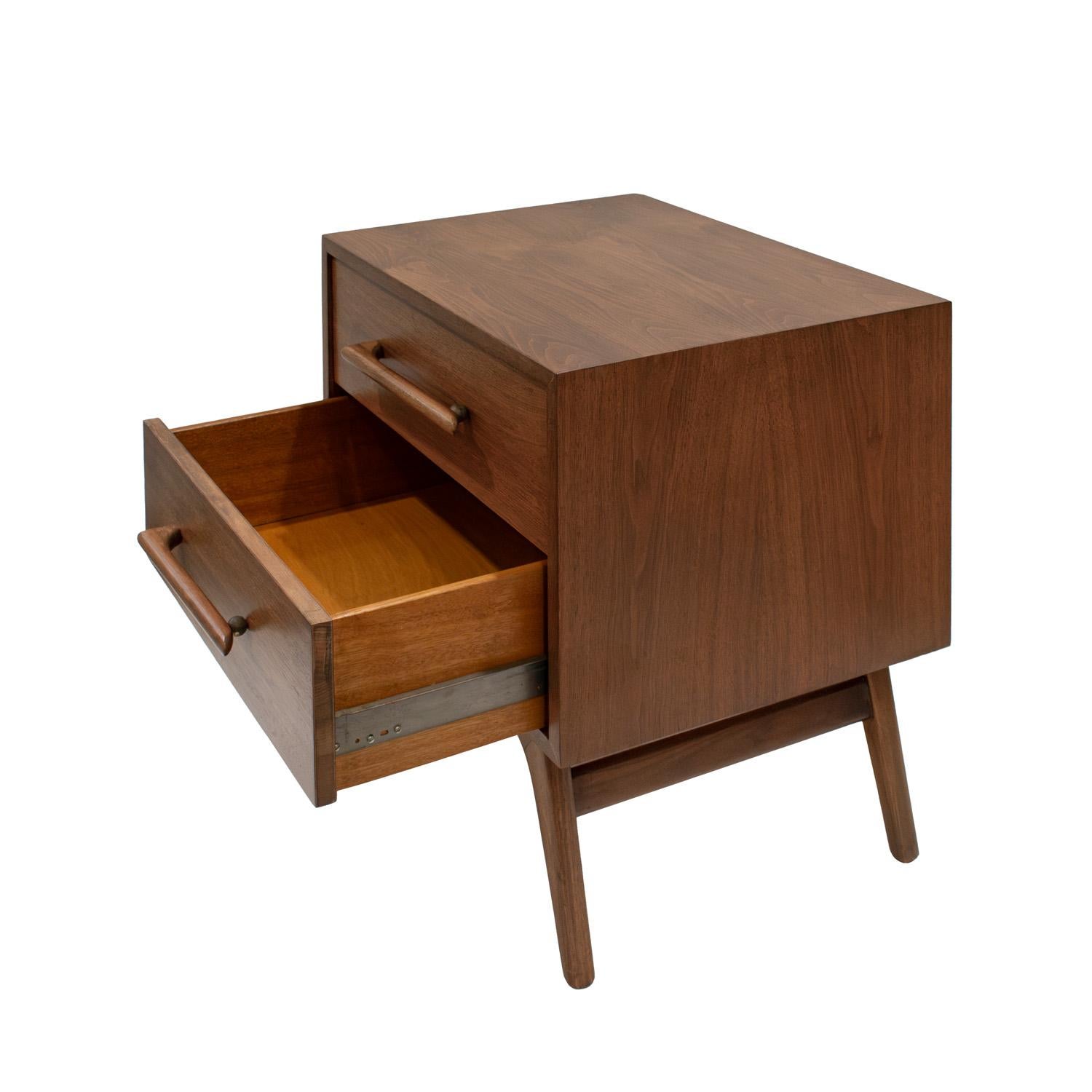 Hand-Crafted Pair of Clean Line Bedside Tables in Walnut 1960s For Sale