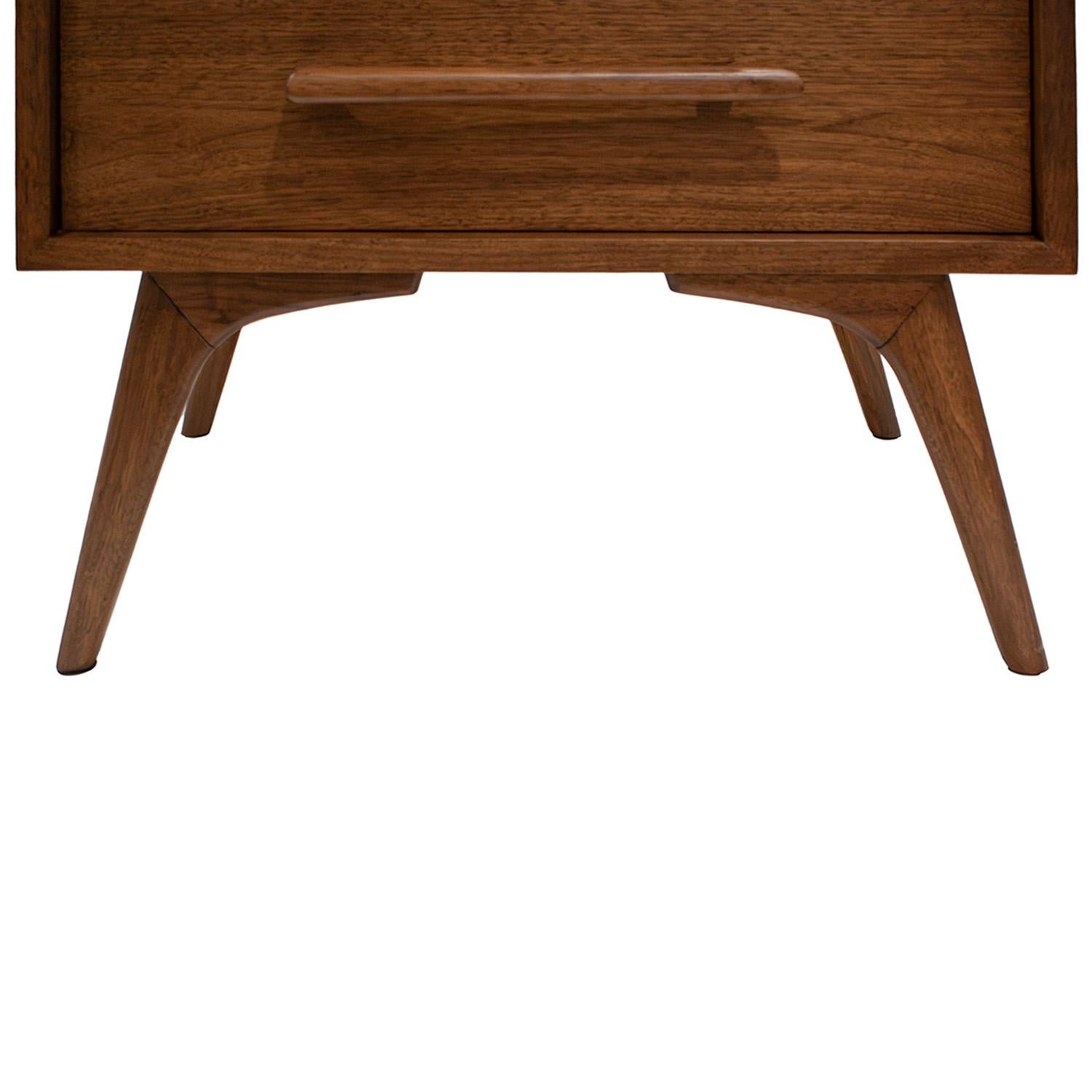 Pair of Clean Line Bedside Tables in Walnut 1960s In Excellent Condition For Sale In New York, NY