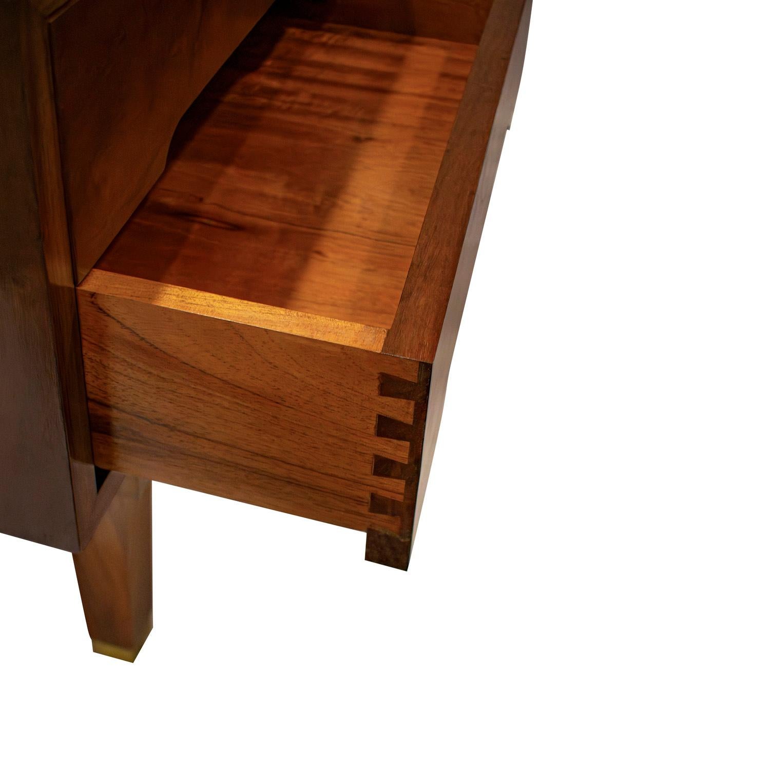 Pair of Clean Line Italian Bedside Tables in Figured Walnut 1950s In Excellent Condition In New York, NY
