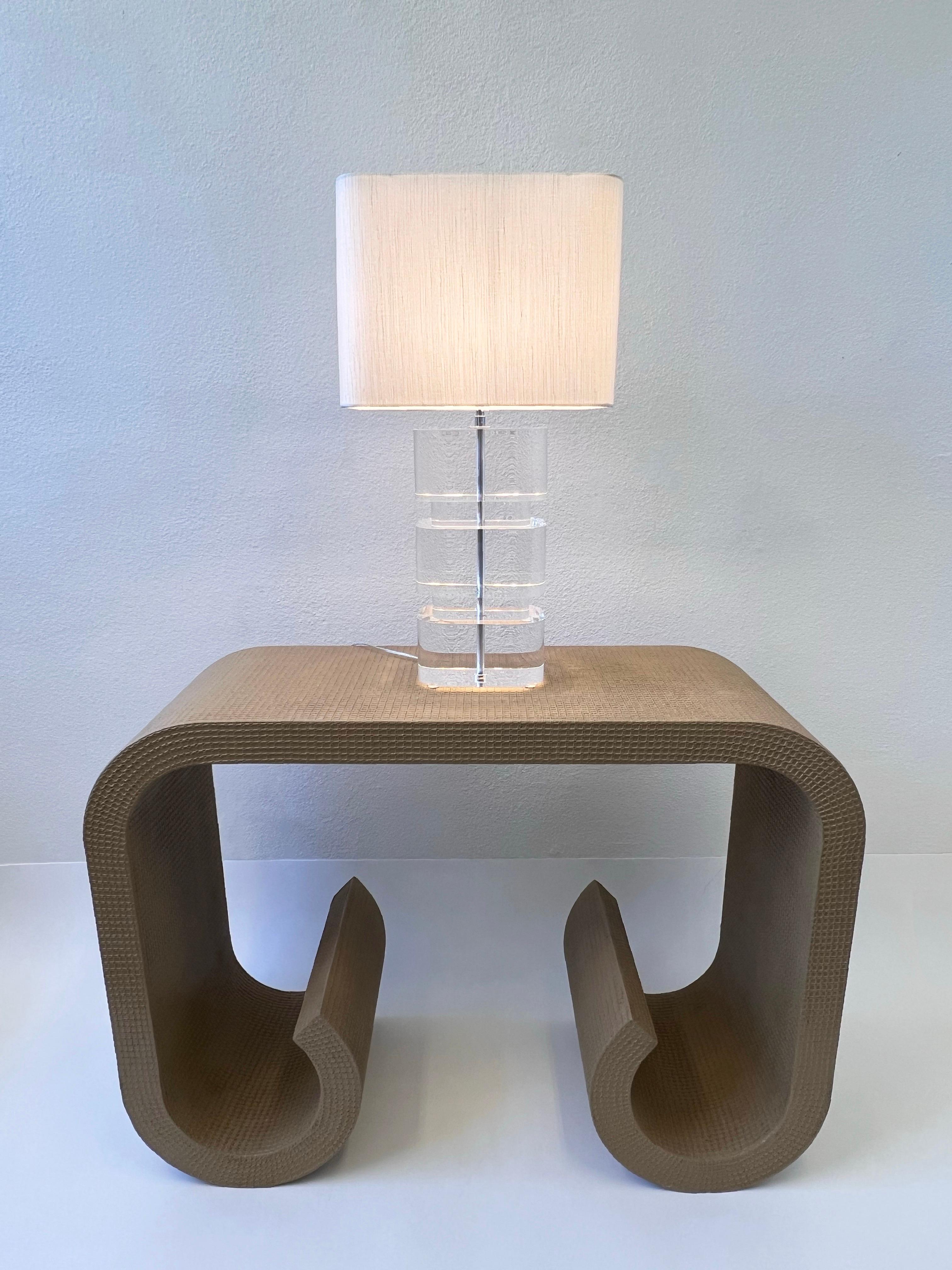 Paire de lampes de bureau en acrylique transparent et chrome de Karl Springer  en vente 2